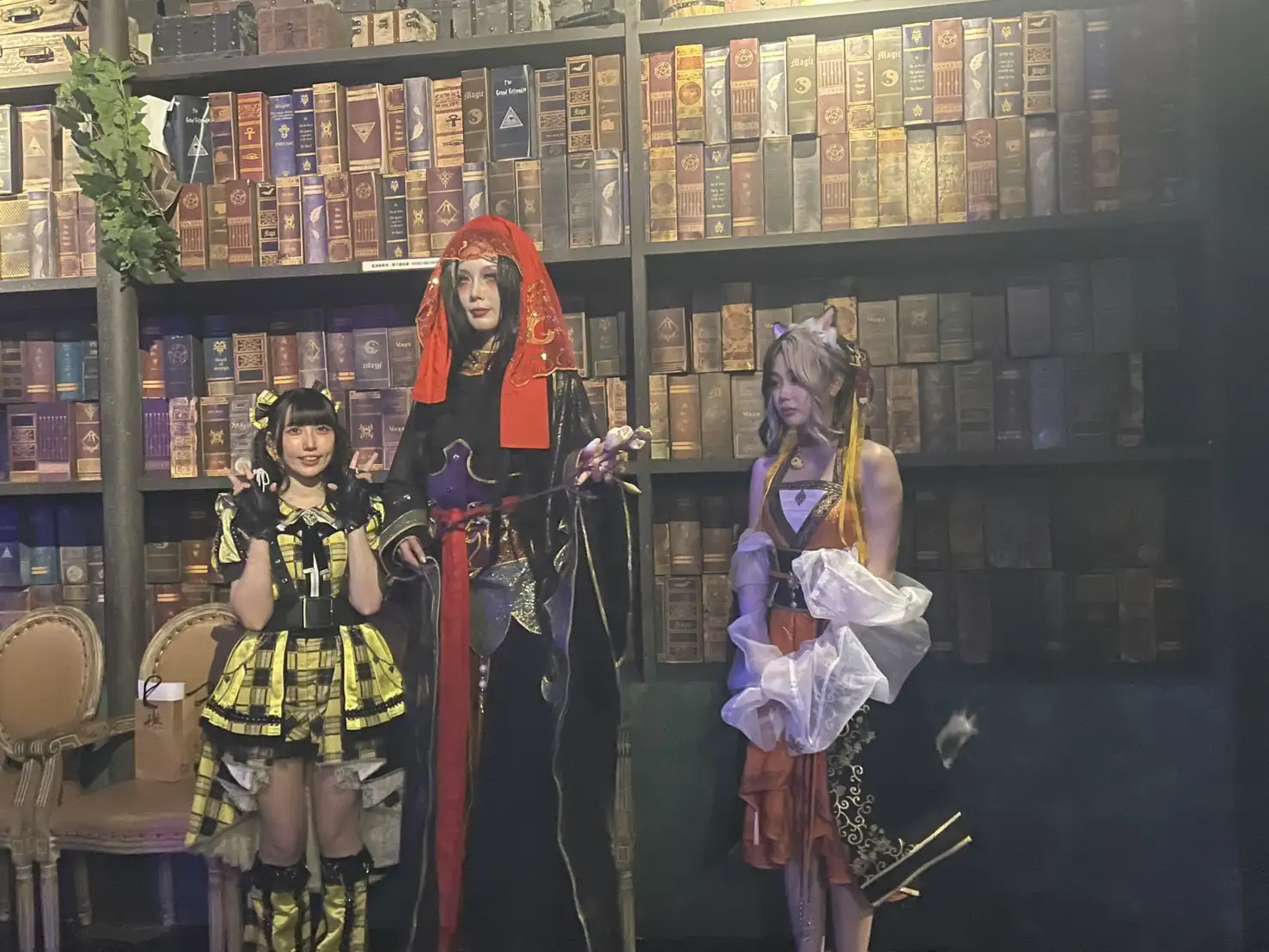 資深Coser席珍(中) 以精緻角色造型融入魔幻場景，展現Cosplay魅力。(圖/記者林怡孜攝)