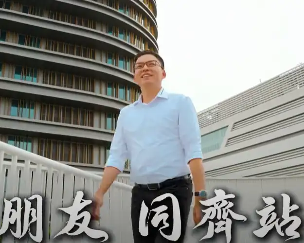 高雄市議員黃文益16日公布從政以來首支競選MV「文益尬咱做伙拚」，並藉由歌曲感念已故創作者顏瑋廷留下的支持與心意。（取自黃文益臉書）