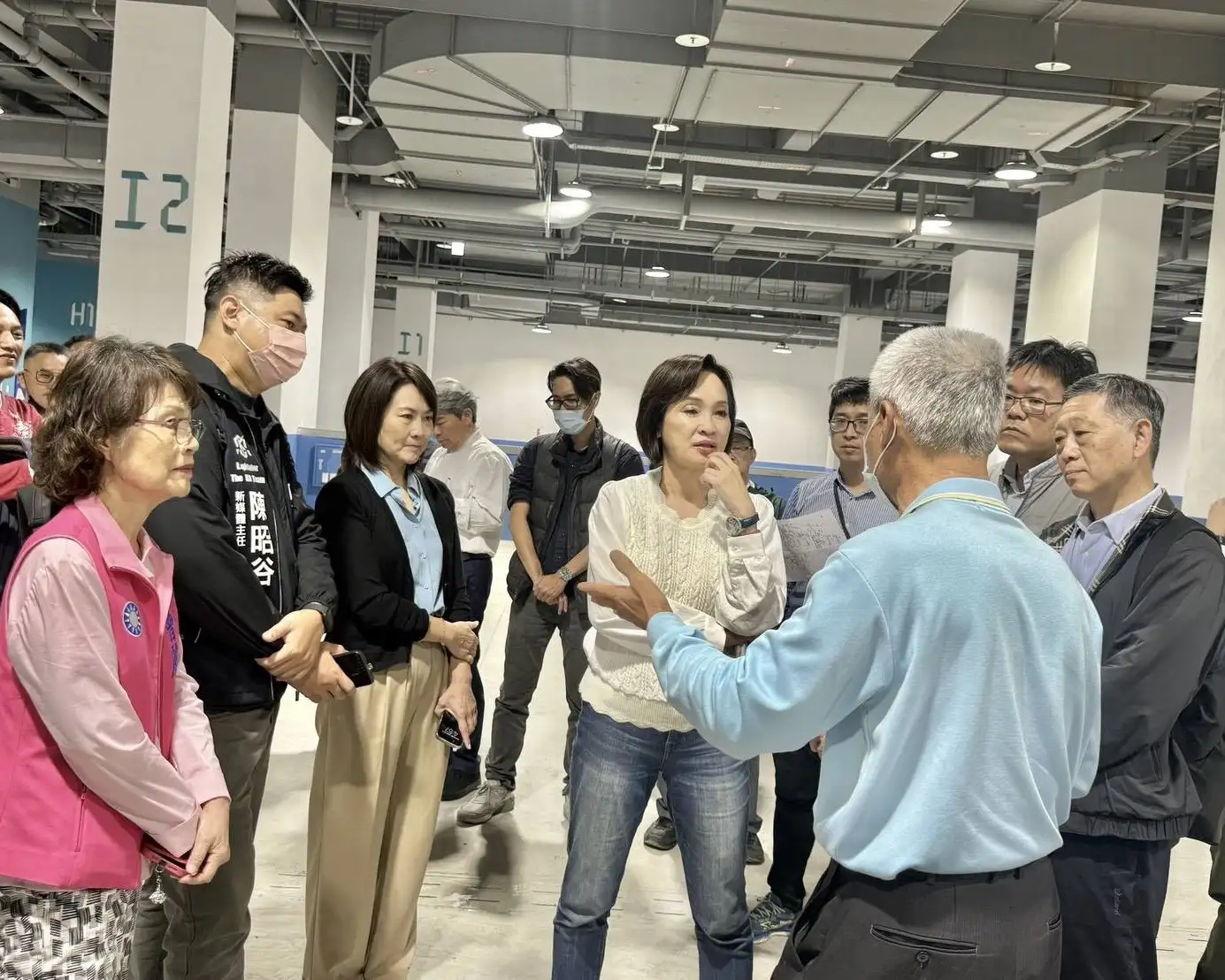 國民黨高雄市長候選人柯志恩表示，前鎮漁港多功能水產運銷中心的規劃與營運，應充分納入攤商及漁民需求，並持續檢討交通、產業鏈串聯及場館營運效率等問題。（柯志恩團隊提供）