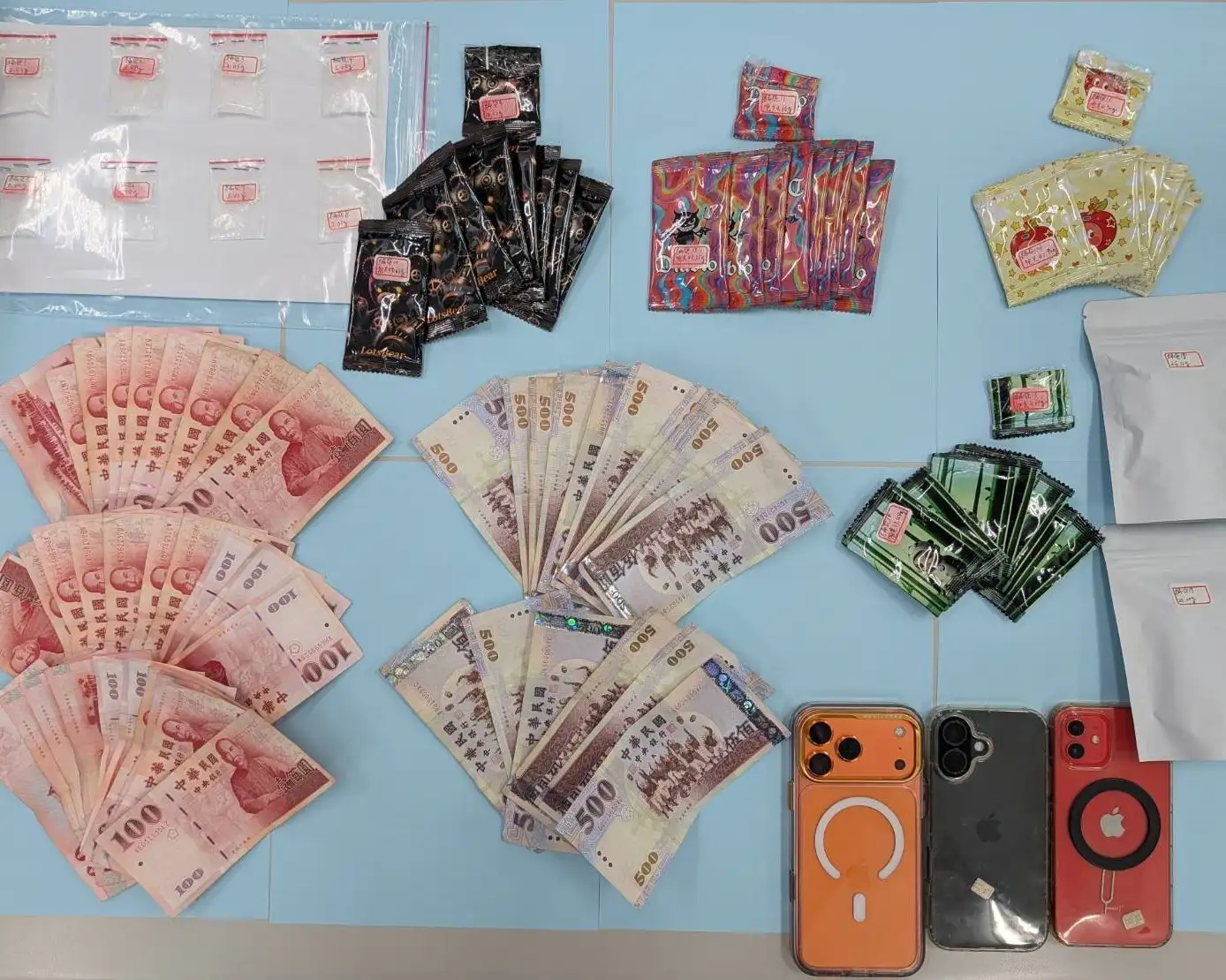 警方在駕駛座下方查獲愷他命8包、毒品咖啡包38包，以及毒品彩虹菸2袋共36支。(台南市政府警察局第五分局提供)