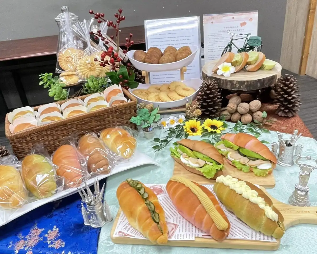 成果發表會上融合傳統、在地及健康食材，端出伯爵香橙米瑪德蓮、牛奶麵包等糕點。(中華醫事科技大學提供)