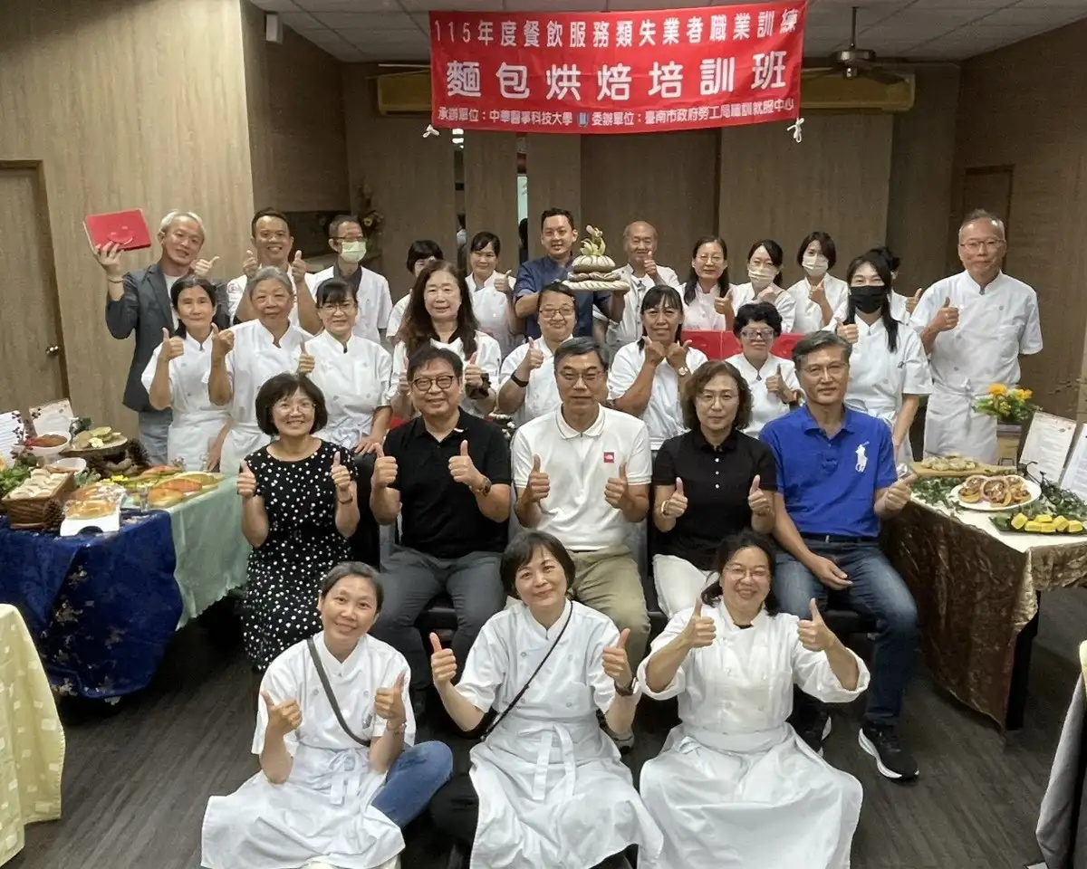 中華醫事科技大學食品營養系承辦台南市政府勞工局職訓就服中心委託的失業者職業訓練「麵包烘焙培訓班」。(中華醫事科技大學提供)