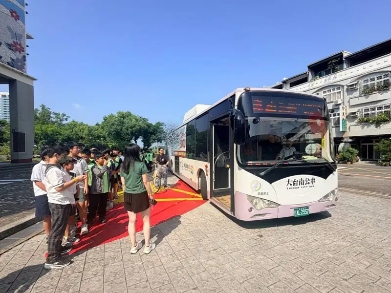 南警五分局大型車開進校園實測視野死角