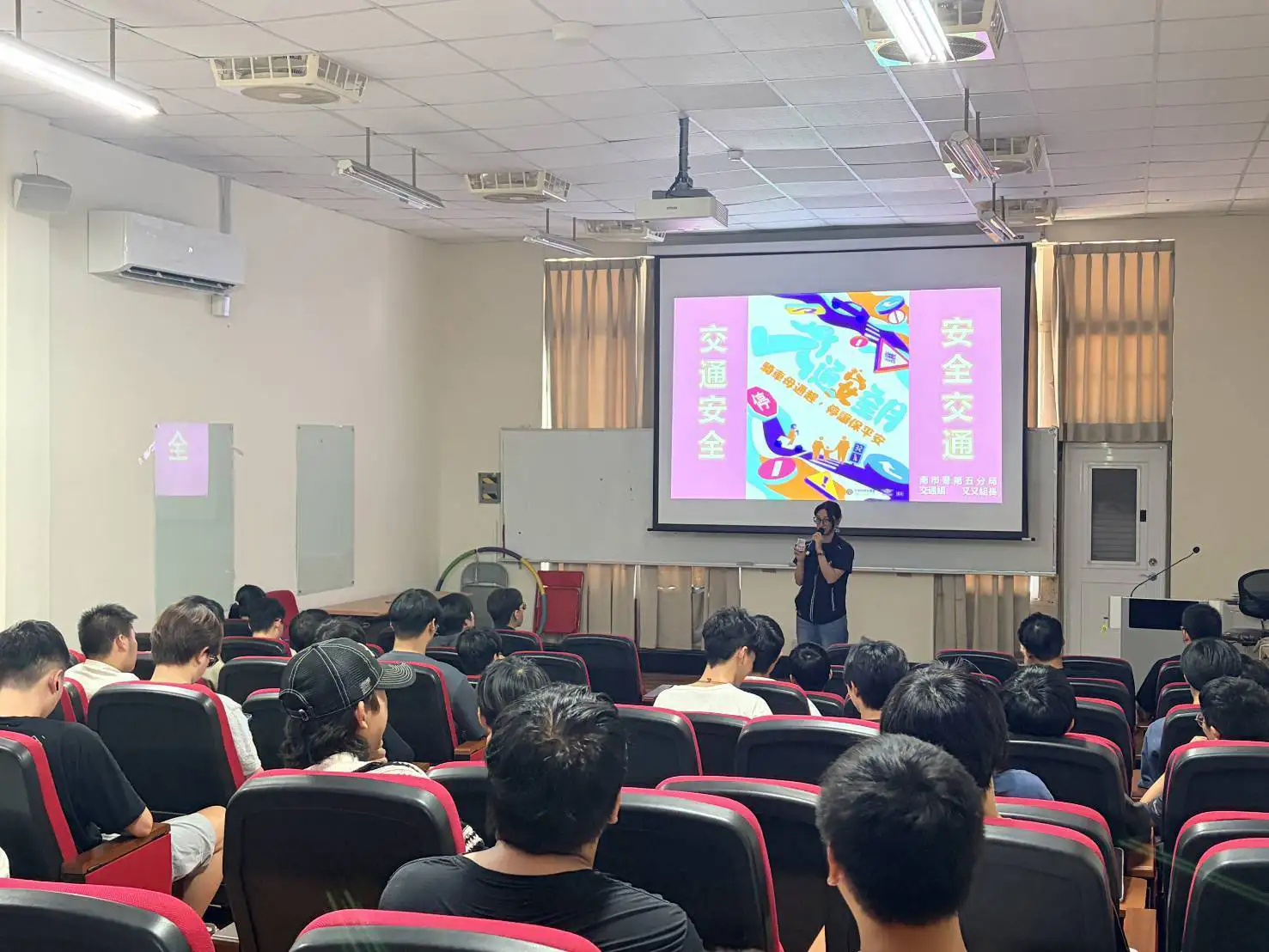 南警五分局前進成功大學，針對學生宣導機車防禦駕駛及交通安全觀念，從大學生常見用路情境切入，強化風險預判與自我保護能力。（第五分局提供）