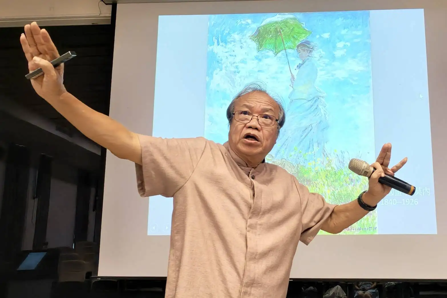 成功大學名譽教授蕭瓊瑞主講「藝術・科技・文明-手機作為影像生成的新工具」。（記者張振興攝）