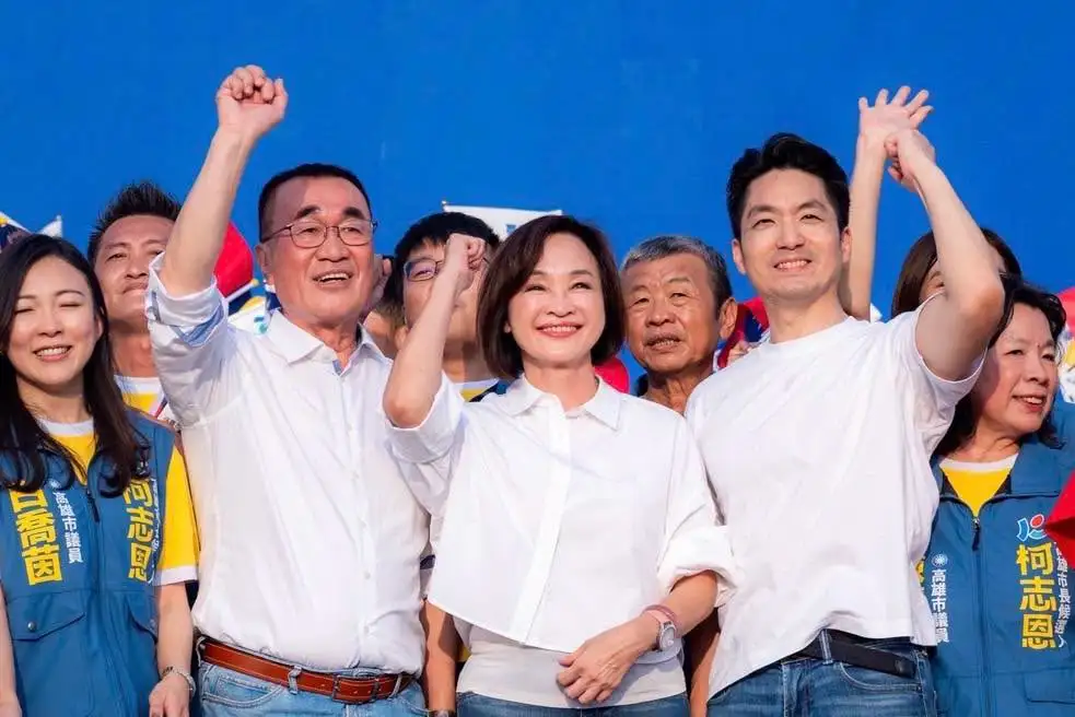 柯志恩與台北市長蔣萬安、副市長李四川同台合體，齊聲高喊「凍蒜」。（記者吳文生攝）