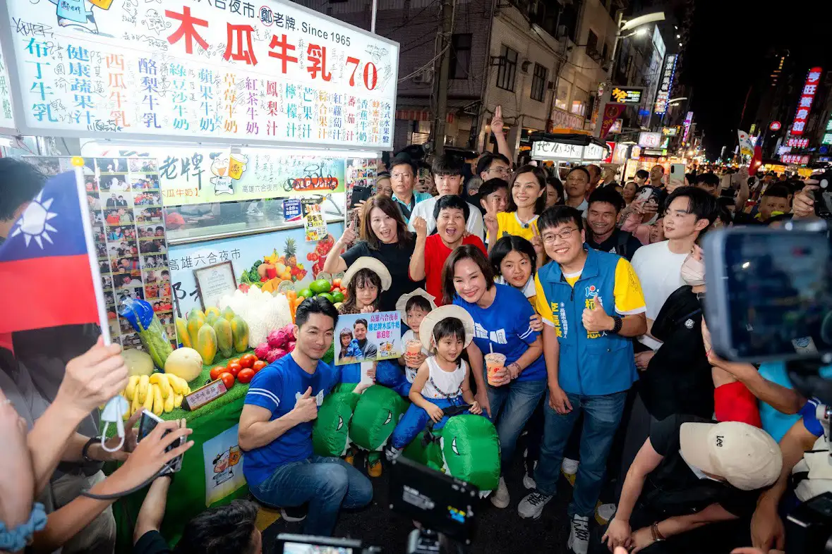 柯志恩陪同台北市長蔣萬安走進六合夜市，沿途與攤商及民眾握手、合影，在熱絡互動中感受港都夜市人情味。（柯志恩團隊提供）