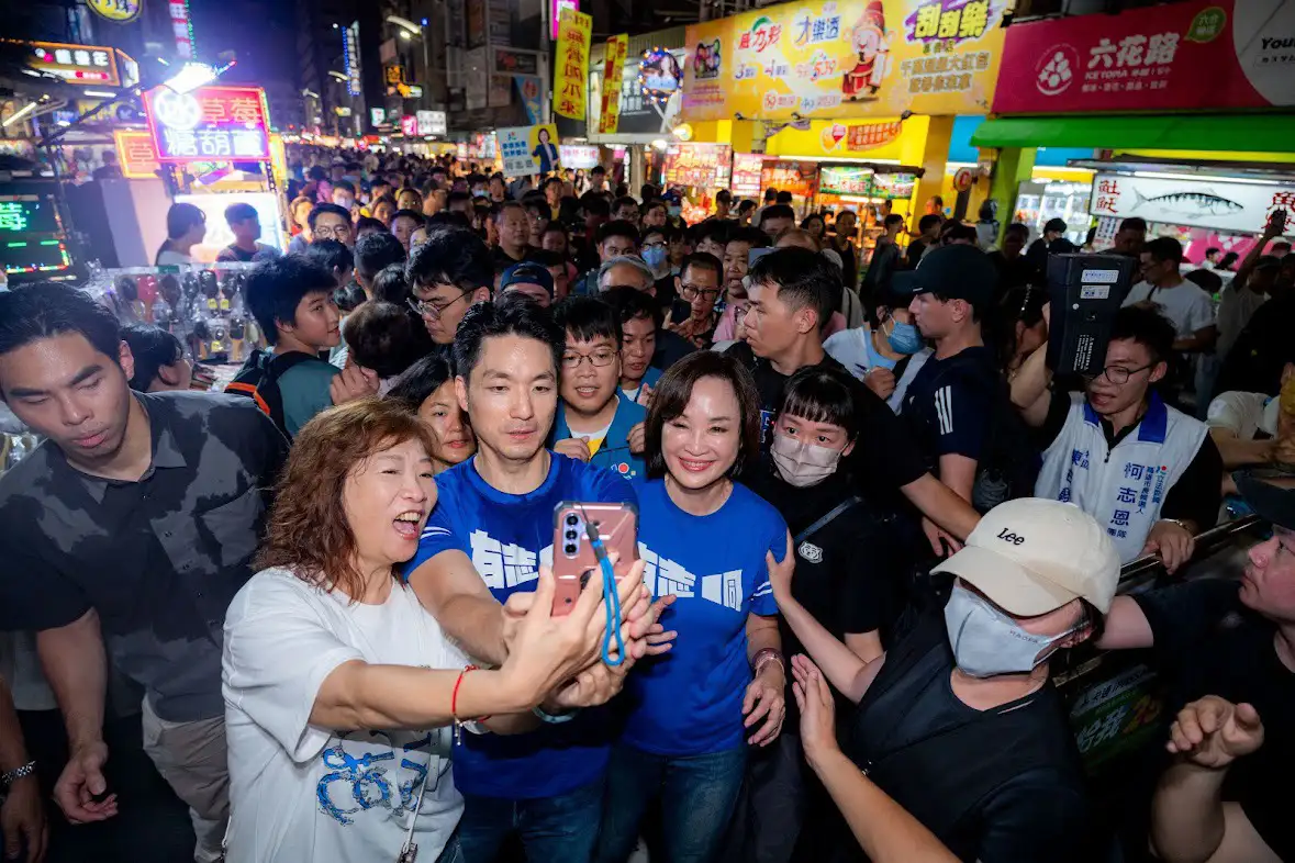 柯志恩與蔣萬安19日晚間走訪六合夜市，沿途與市民、攤商交流，感受高雄夜市熱鬧氣氛。（柯志恩團隊提供）