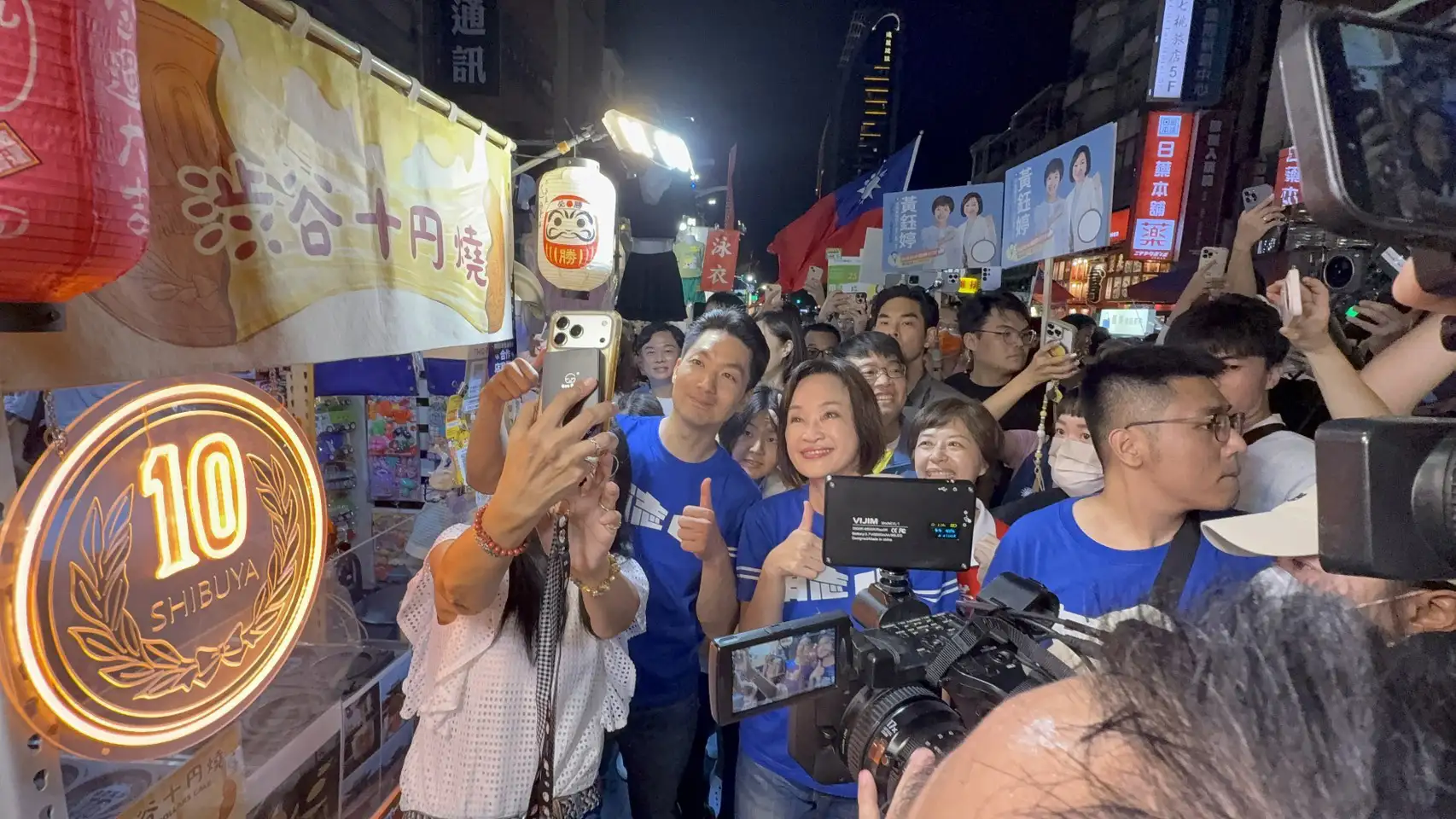 柯志恩、蔣萬安19日晚間合體逛六合夜市，兩人一路與市民近距離互動，不少攤商也熱情招呼，現場氣氛熱絡。（柯志恩團隊提供）