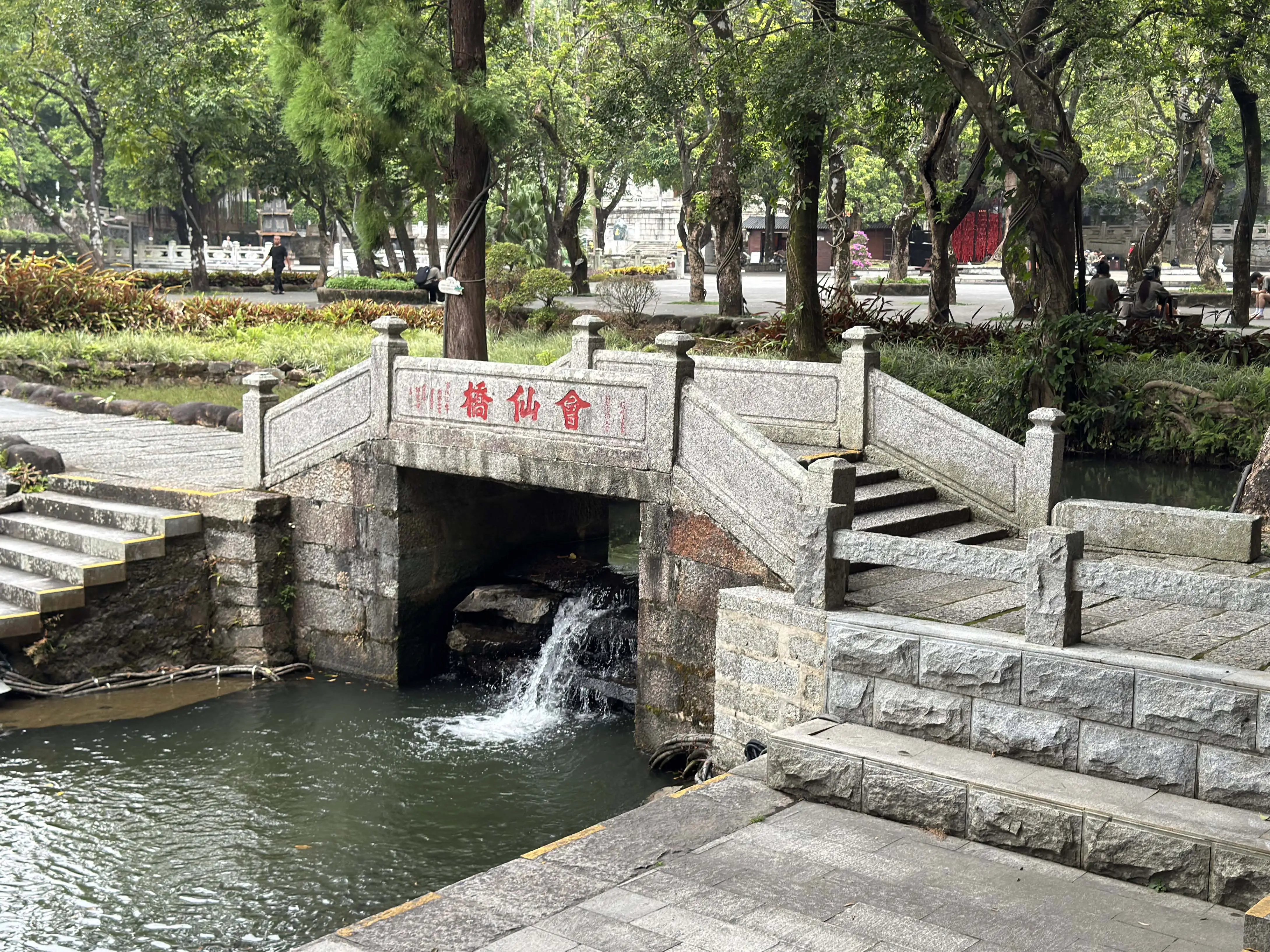 羅浮山會仙橋橫跨潺潺流水，相傳蘇東坡遊山時曾在此巧遇何仙姑，一座小小青石橋因「遇仙」傳說多了幾分浪漫與仙氣，也為千年名山留下耐人尋味的人文故事。(記者萬志賢攝)