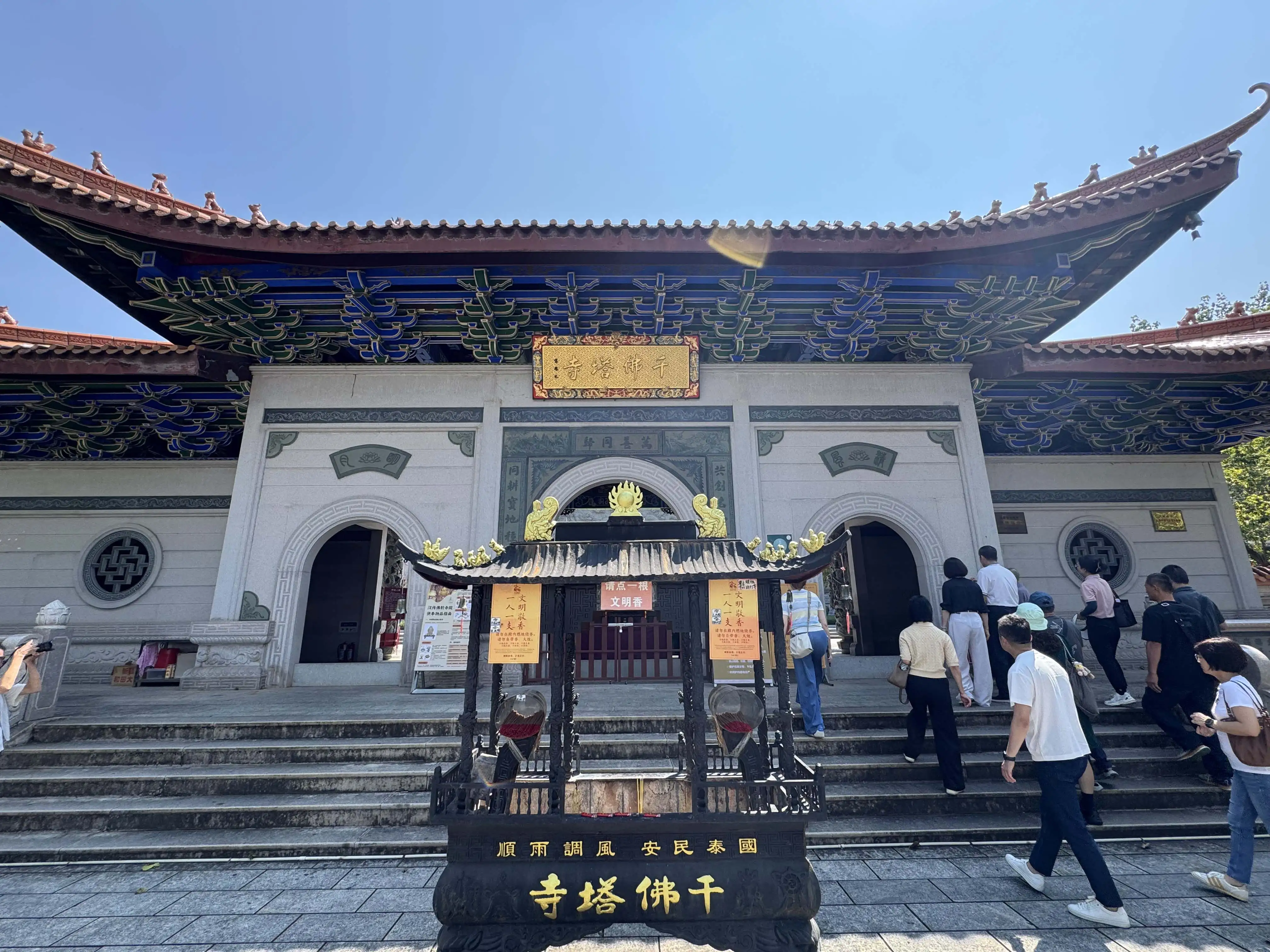 梅州千佛塔寺依山而建，飛簷斗拱與古樸殿宇相映，遊人拾級而上，在香火與古寺之間感受「世界客都」不同於圍龍屋的千年信仰風景。(記者萬志賢攝)