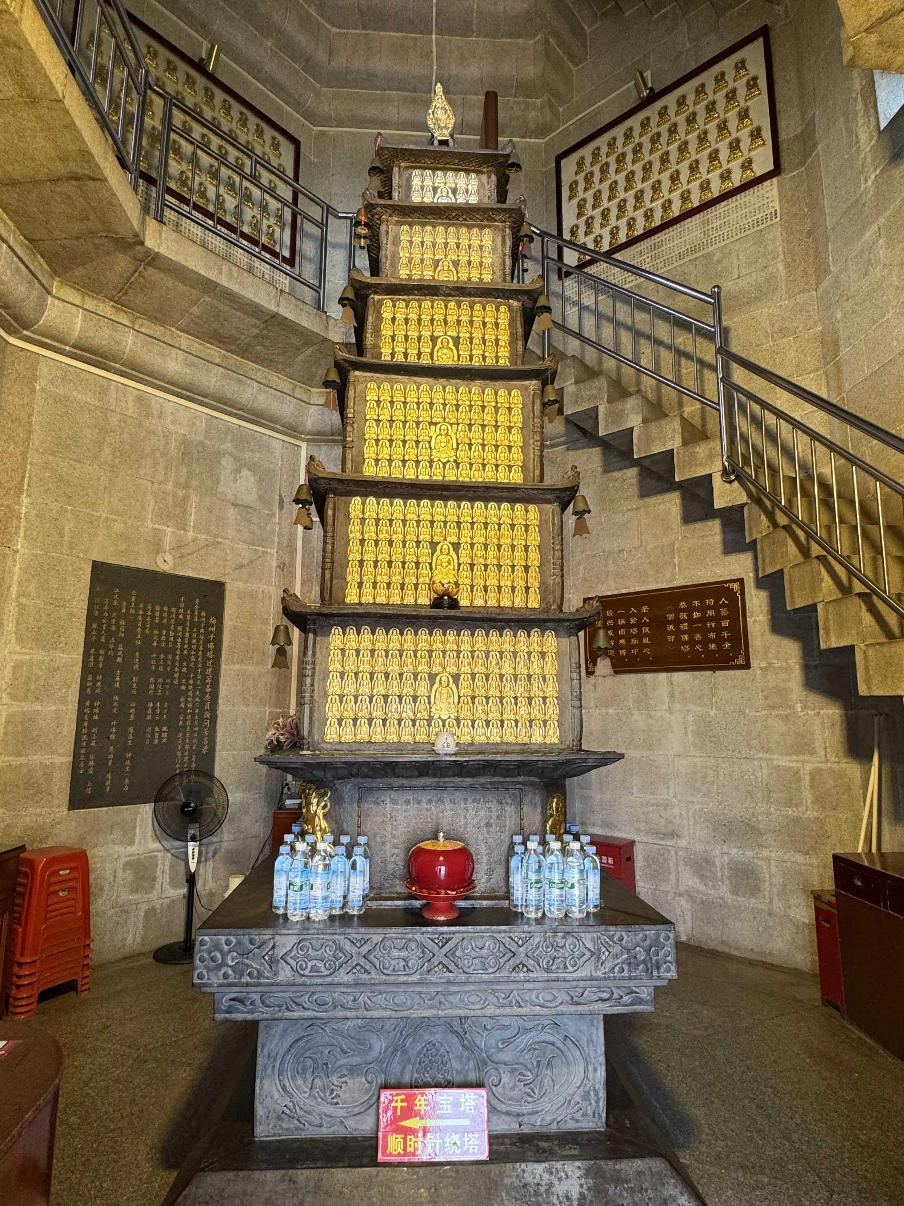 千佛塔內一尊尊金色佛像層層排列，從塔底一路向上延伸，「一塔千佛」的景象近距離看更顯震撼，也讓千年信仰化作眼前可見的歷史印記。(記者萬志賢攝)