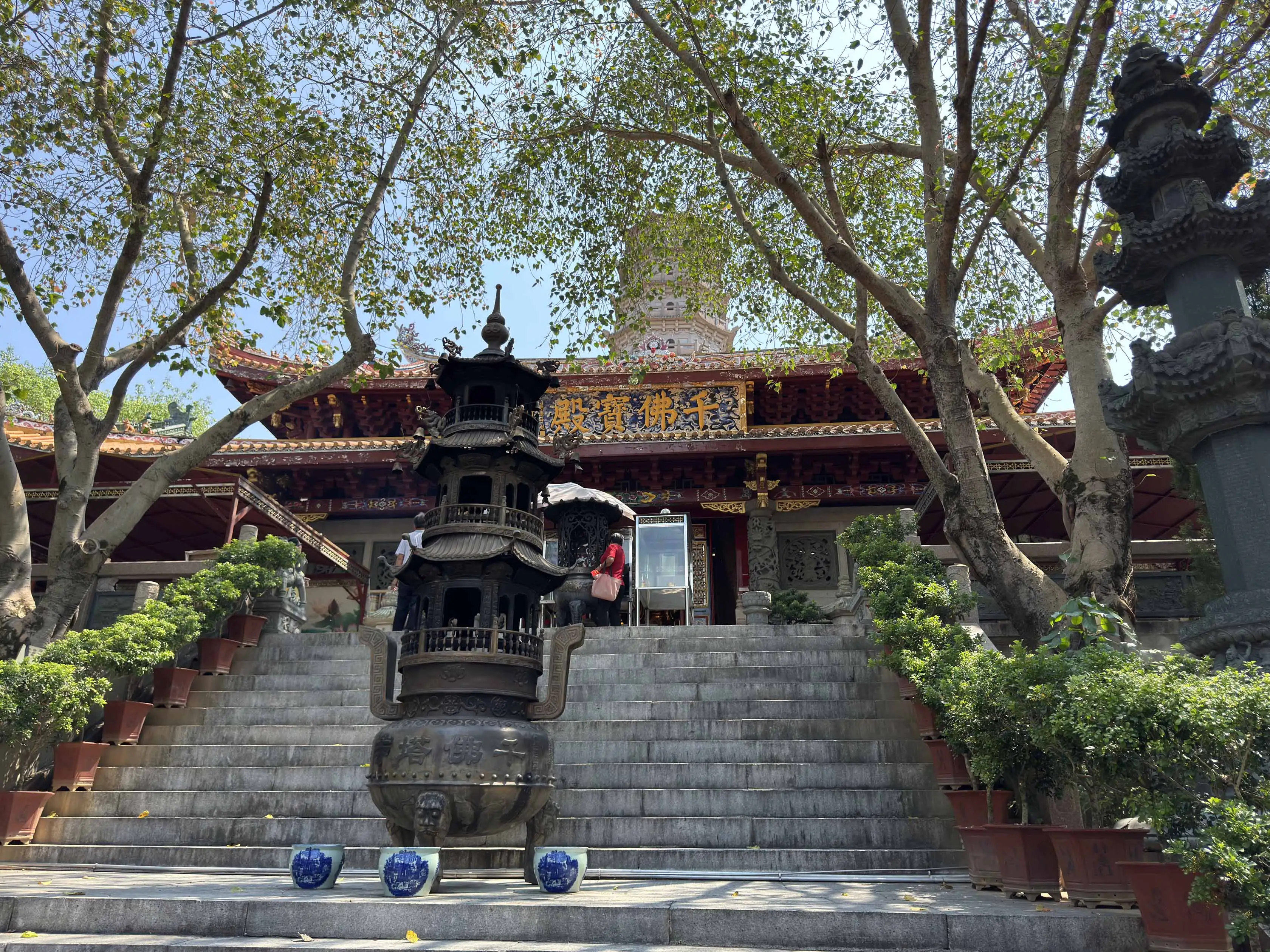千佛塔寺古木成蔭，千佛寶殿與後方佛塔層層相映，飛簷、古塔與香爐共同構成莊嚴古樸的佛寺景致，也讓千年信仰在山林間延續。(記者萬志賢攝)