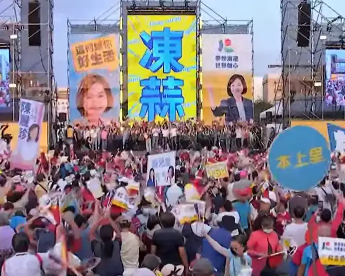 國民黨高雄市長候選人柯志恩19日在鳳山舉行大型造勢活動，現場支持者揮舞旗幟，主辦單位宣稱湧入超過3萬人。（記者吳文生攝）