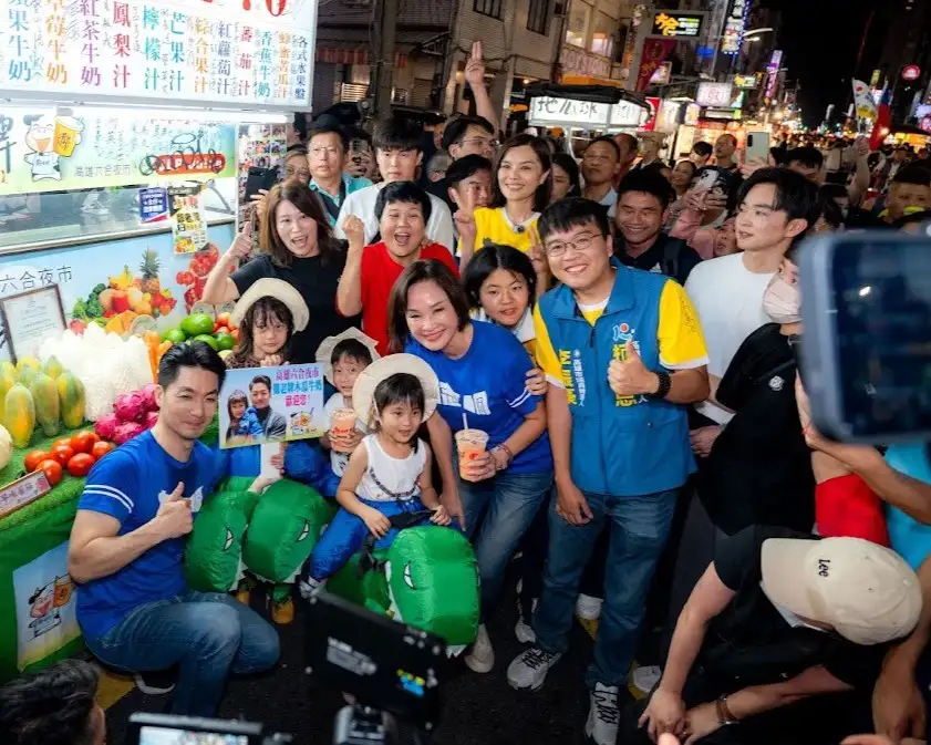 柯志恩與蔣萬安19日晚間走訪六合夜市，沿途與市民、攤商交流，不少民眾上前合照，感受高雄夜市熱鬧氣氛。（柯志恩團隊提供）