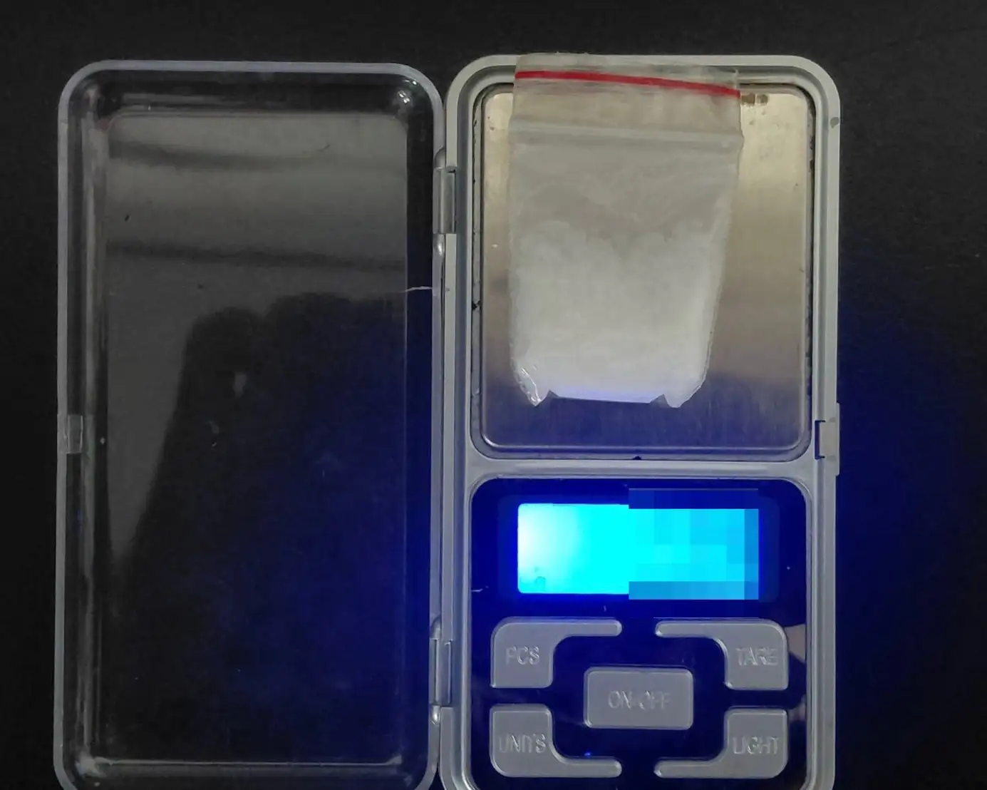 現場查獲愷他命1包，蔡男之後坦承曾施用愷他命，其愷他命也呈陽性反應。(高雄市警察局前鎮分局提供)