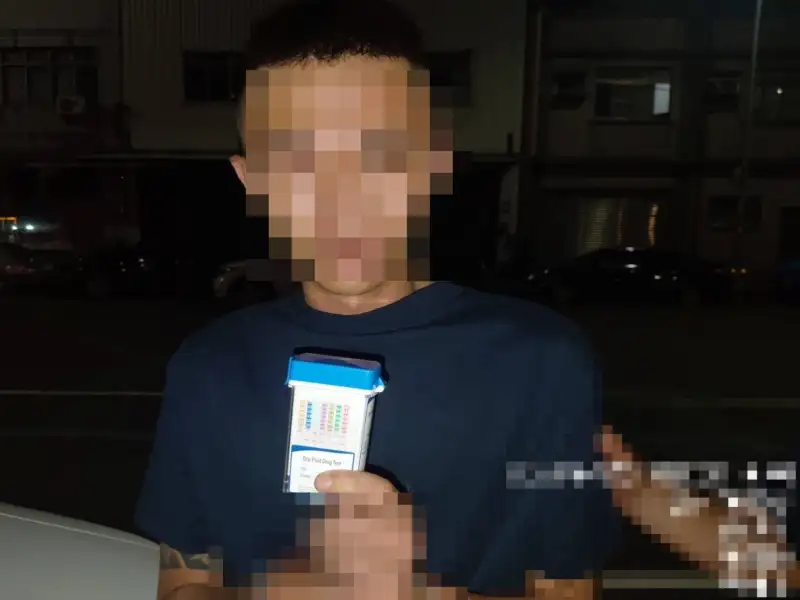 轎車深夜停快車道駕駛熟睡  警意外查獲愷他命送辦