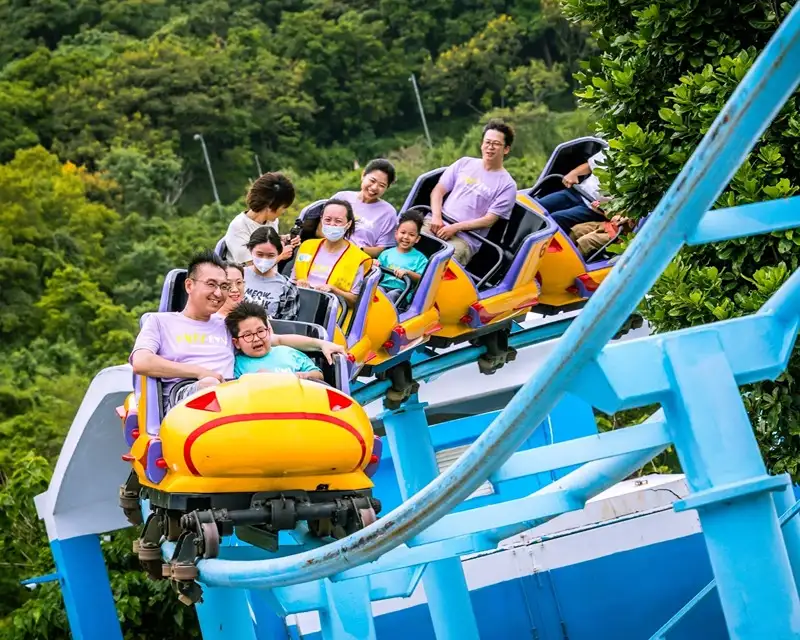 重症病童與家長開心體驗遠雄海洋公園遊樂設施，大多數孩童是首次來到花蓮旅遊，同時讓照護者有機會喘息。(遠雄文教公益基金會提供)