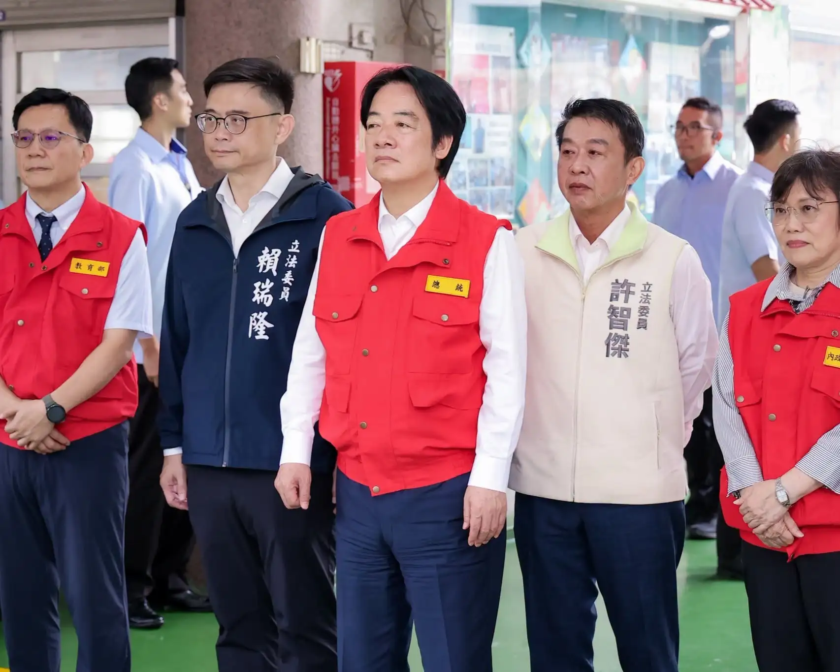 民進黨高雄市長候選人賴瑞隆與內政部長劉世芳等人陪同總統賴清德參與「各級學校及幼兒園地震避難掩護演練」，關心校園防災準備及師生應變情形。（賴瑞隆團隊提供）