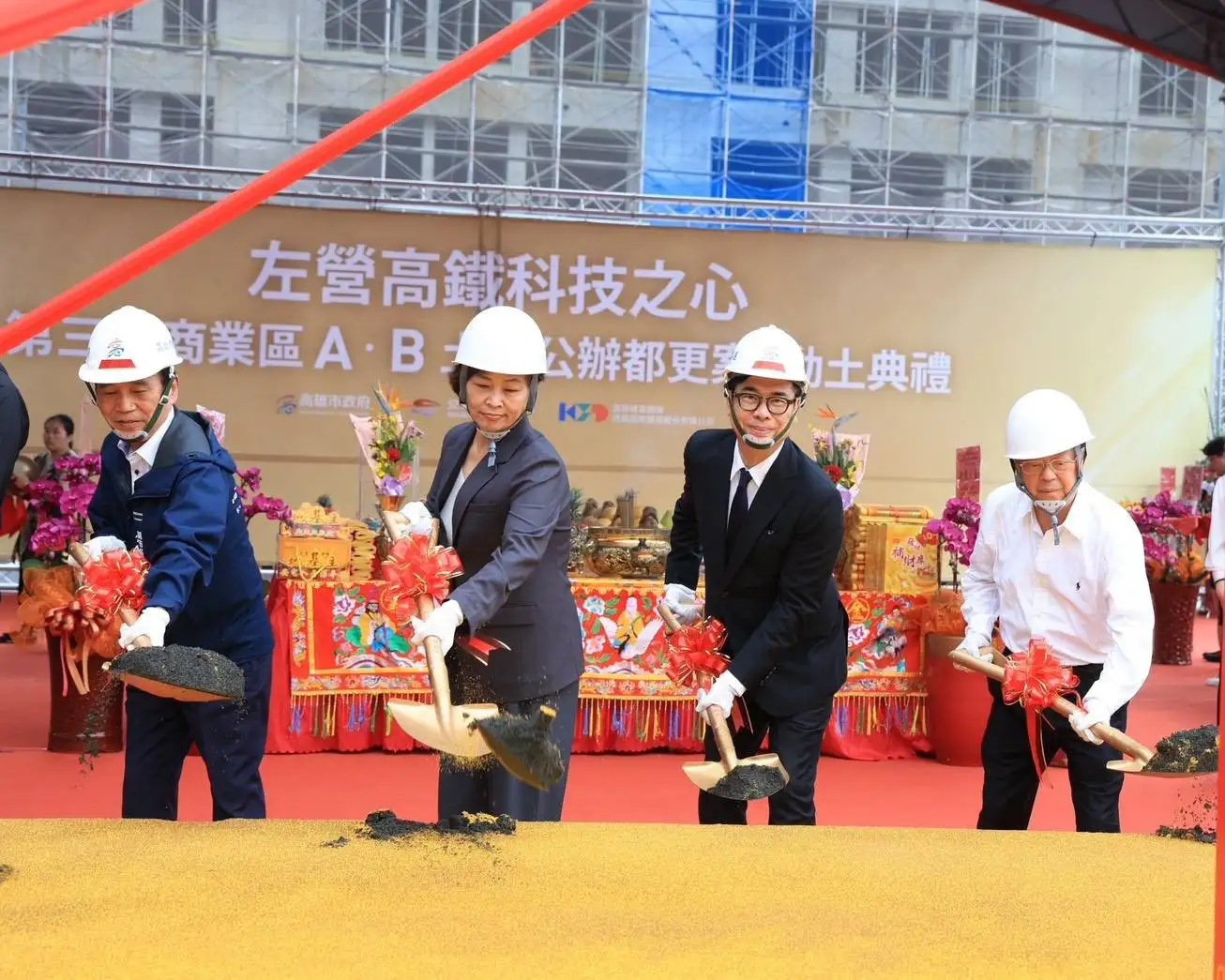 高雄市長陳其邁與國揚集團創辦人侯西峰、欣揚國際開發董事長侯嘉騏及各界貴賓共同祈福動土。（高雄市府提供）