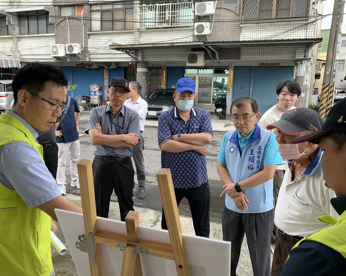 王耀裕議員勘查公共兒童遊戲場用地，要求加速開闢公共設施，回應地方需求。（高雄市議會提供）