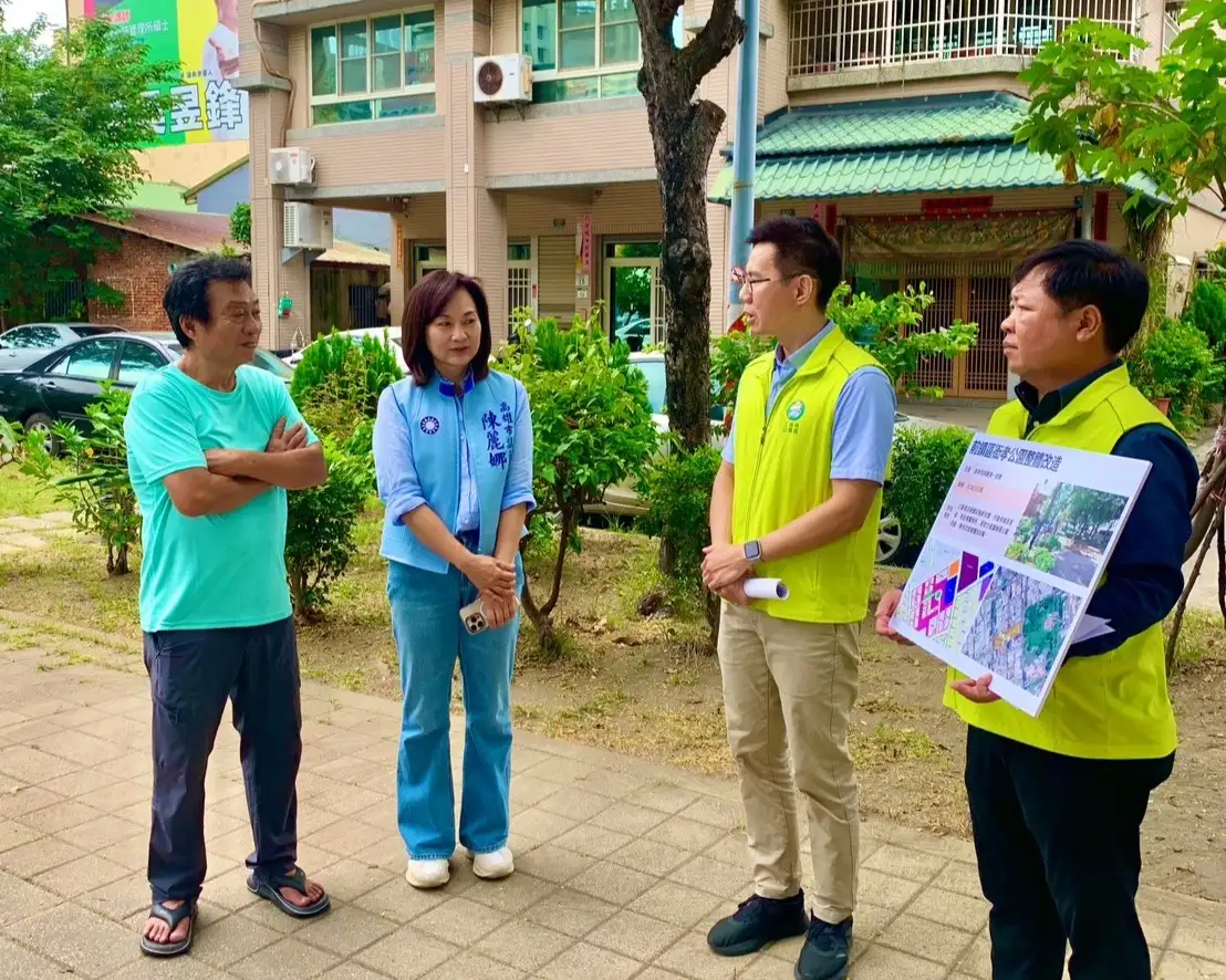陳麗娜議員實地了解公園環境及設施現況，要求改善排水、植栽及無障礙動線。（高雄市議會提供）