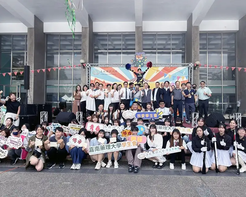 嘉藥舉辦「社團狂歡祭・玩出新天地」社團博覽會開幕典禮。(嘉南藥理大學提供)