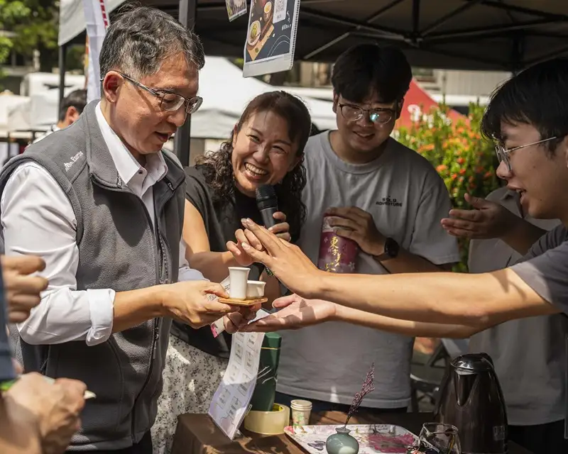 茶道社社長(右)於教師節前夕奉茶予校長張翊峰，以茶香傳遞對師長的感恩與祝福。(嘉南藥理大學提供)