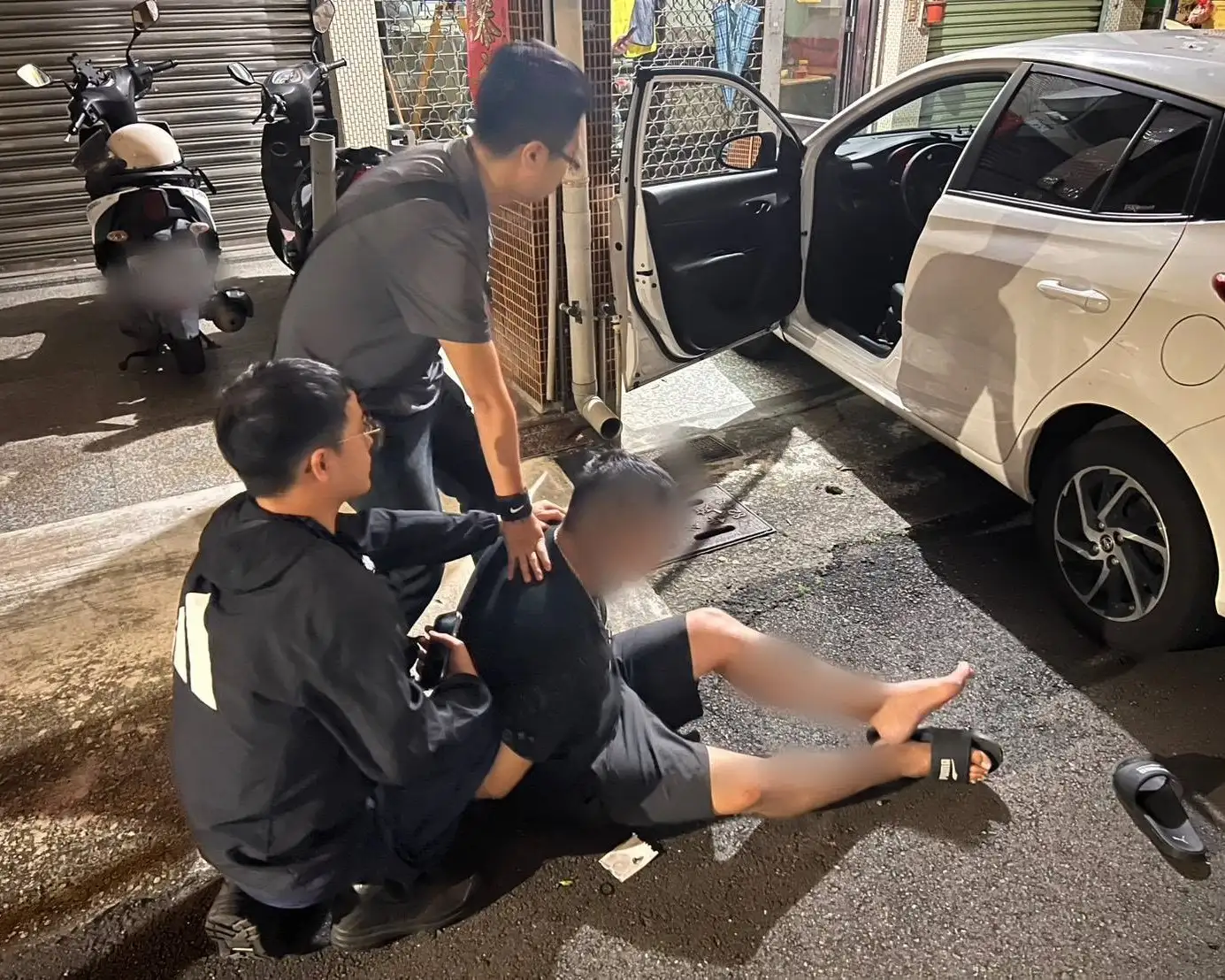 小港派出所以優勢警力將吳嫌壓制，並查獲疑似改造槍支與毒品等物，全案移送高雄地檢署偵辦。(高雄市警察局小港分局提供)