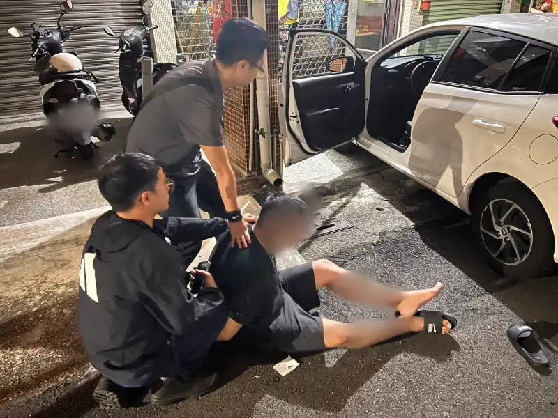 通緝犯衝撞偵防車拒捕  小港警優勢警力查獲槍毒