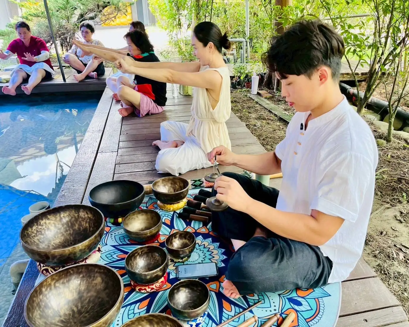 「湧泉頌音」以龜丹溫泉自然環境為基礎，將瑜珈伸展及頌缽聲頻體驗融入溫泉休閒。(台南市政府觀光旅遊局提供)