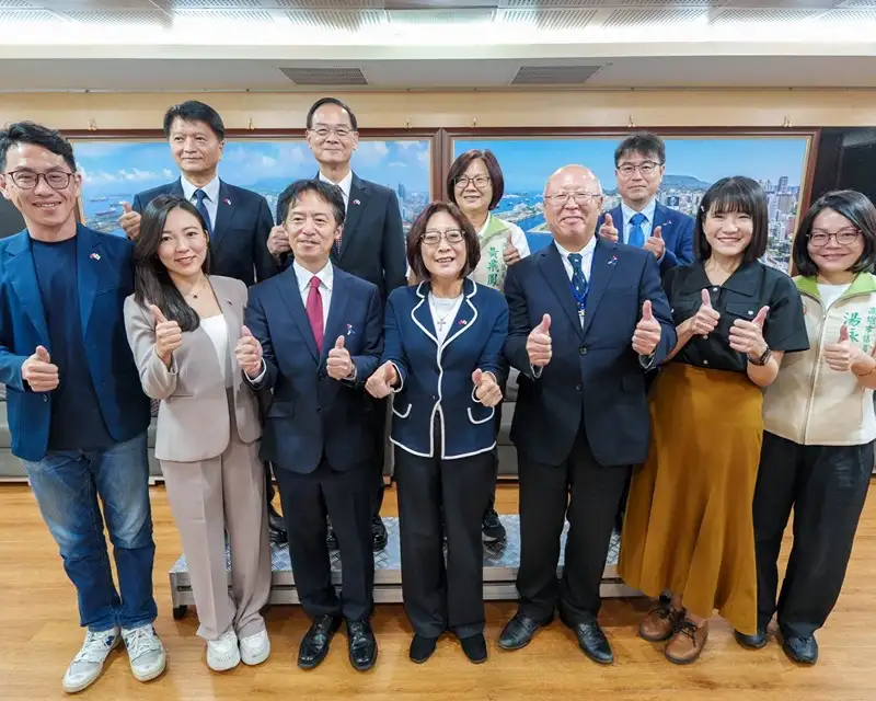 日本交流協會高雄事務所新任所長福永護（右）與卸任所長奧正史（左）拜會高雄市議長康裕成，康裕成偕議會國民外交促進會會長鄭孟洳、副會長湯詠瑜等議員共同接待，延續台日交流情誼。（高雄市議會提供）
