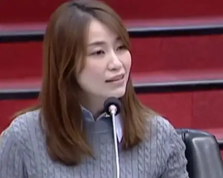 永安區一處約1800坪農地堆置大量廢土及廢棄木材，市議員許采蓁今（23）日前往現場查看，要求市府加速清運並妥善處理。（記者吳文生攝）