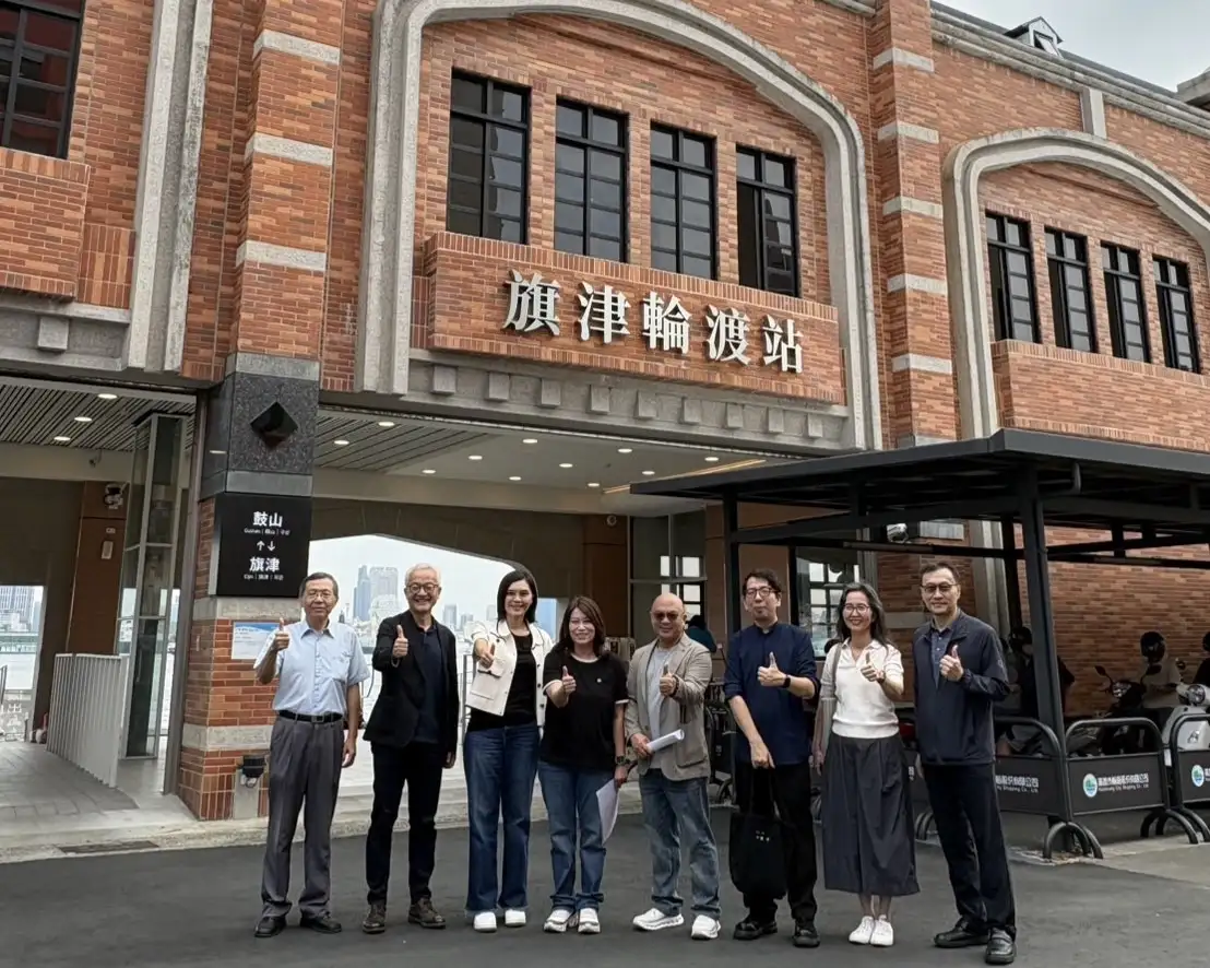 高雄市議會交通委員會今（23）日搭乘「艾莉絲號」，實地考察鼓山、旗津輪渡站及港區航線營運情形，了解渡輪服務與站體改善進度。（高雄市議會提供）