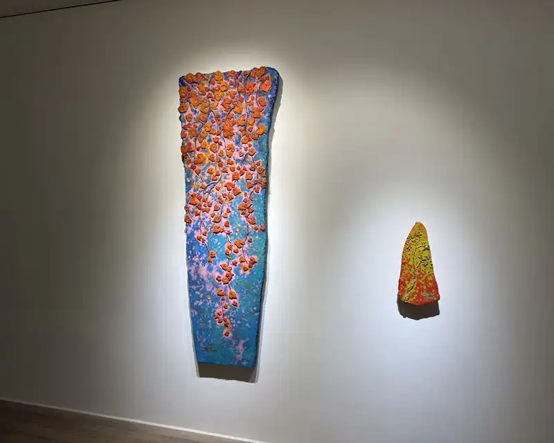 藝術家曾英棟作品《生命之樹》以鮮明色彩與立體肌理交織生命意象，枝葉般的形體在畫面中向上延伸，展現自然生長的蓬勃力量與生命韌性。(記者張振興攝)