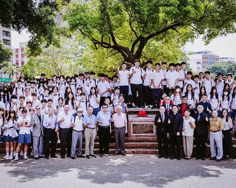 高中部第18屆校友回到熟悉校園，為當年集資捐建的紅磚看台紀念牌揭牌。(台南私立長榮中學提供)