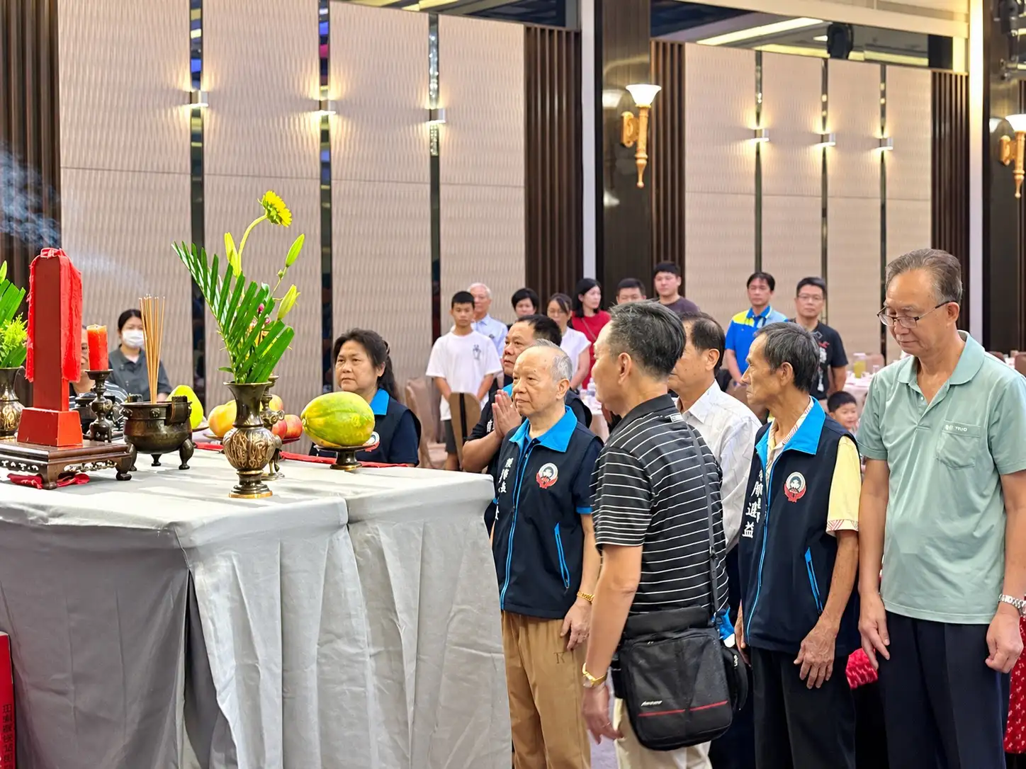 台南市周氏宗親會舉辦會員大會暨秋季祭祖活動，宗親齊聚祭祖，也藉由年度團聚重新凝聚宗親情誼。(圖/記者范繼如攝)