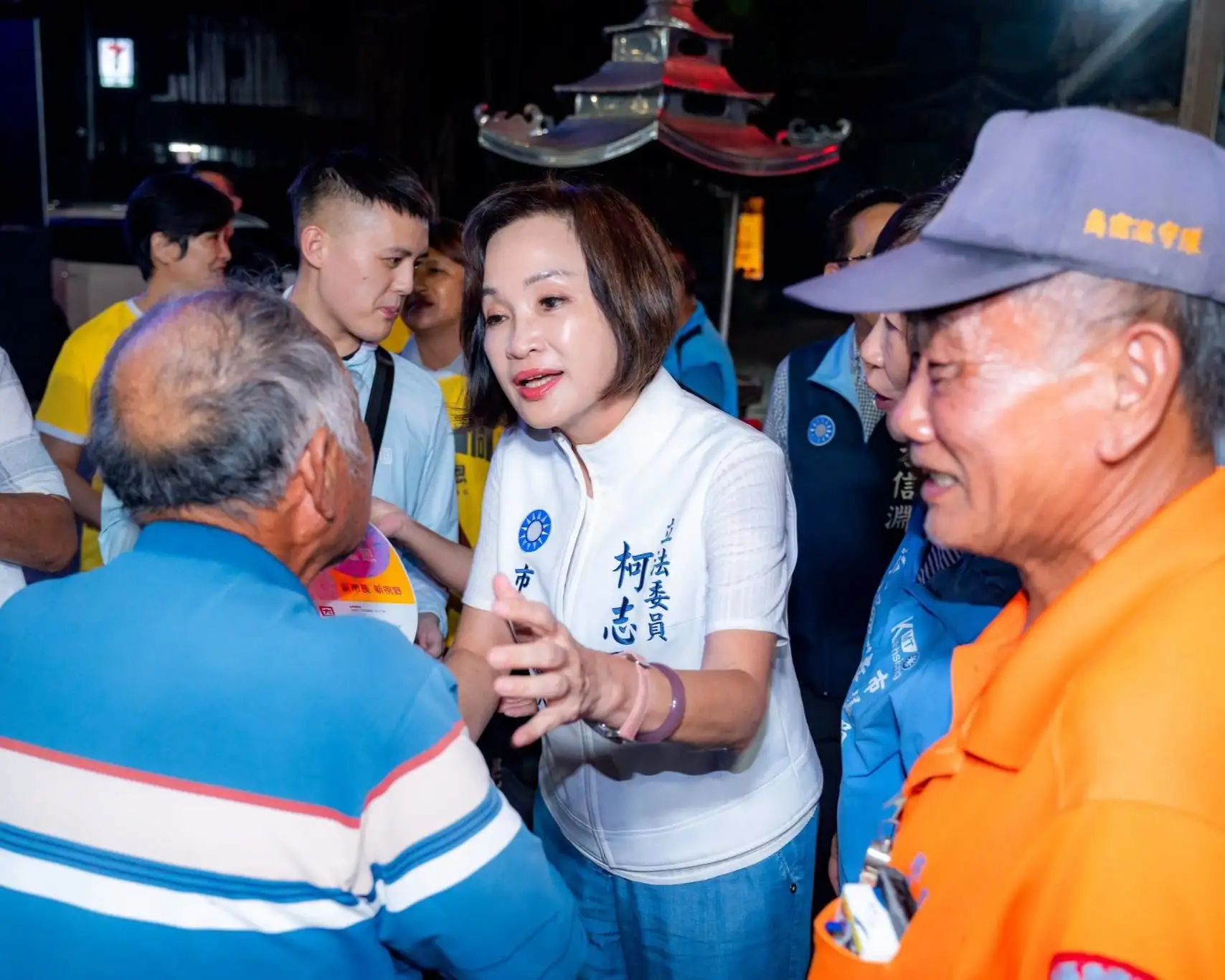 國民黨高雄市長候選人柯志恩24日針對永安廢木材案提出質疑，認為市府既稱去年已掌握案件，應進一步說明今年仍發生廢材悶燒及後續清運進度等問題。（柯志恩團隊提供）