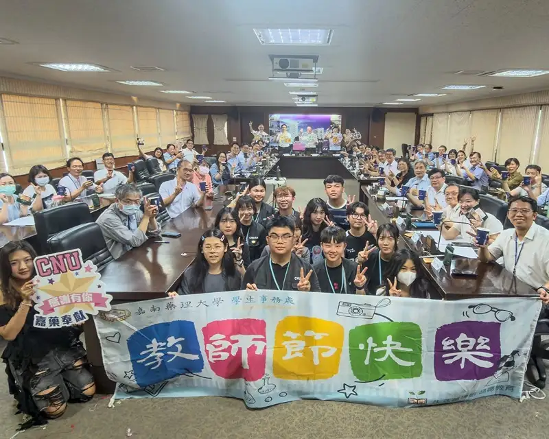 平日肩負校務工作的師長感受到學生會精心準備的教師節心意。(嘉南藥理大學提供)