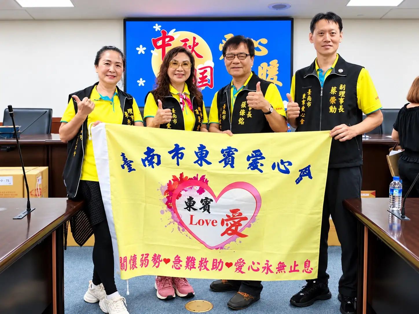 臺南市南區婦女會365愛心會中秋前夕集結社會各界愛心，關懷南區、安平區13所國小共454名學童，透過月餅禮盒及紅包傳遞佳節祝福與溫暖。(圖/記者范繼如攝)