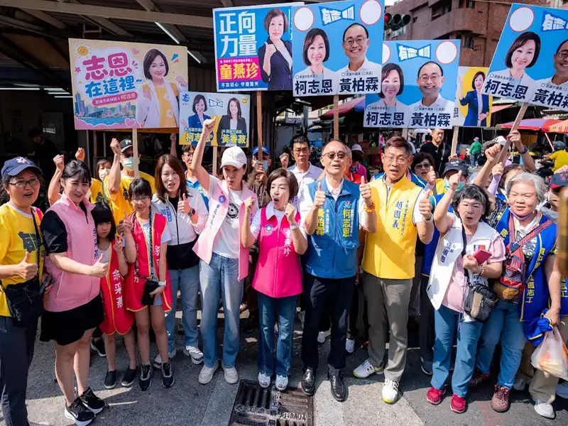 市長候選人柯志恩在中秋連假第一天上午走進三民區建興市場，向市場攤商及鄉親送上中秋祝福。（柯志恩團隊提供）