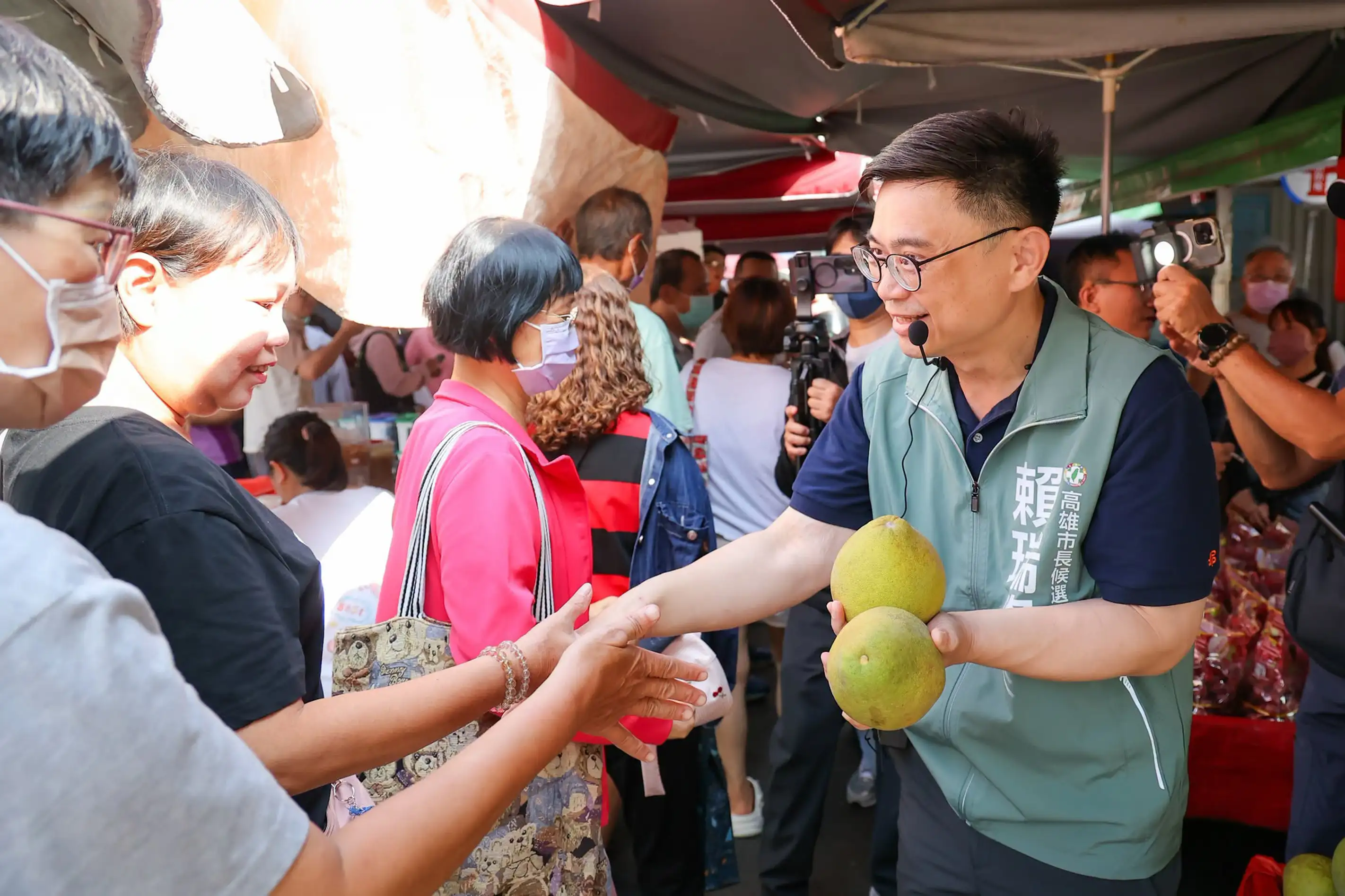 賴瑞隆25日上午走訪小港區二苓市場拜票，與攤商、民眾互動，並送上中秋祝福。（賴瑞隆團隊提供）