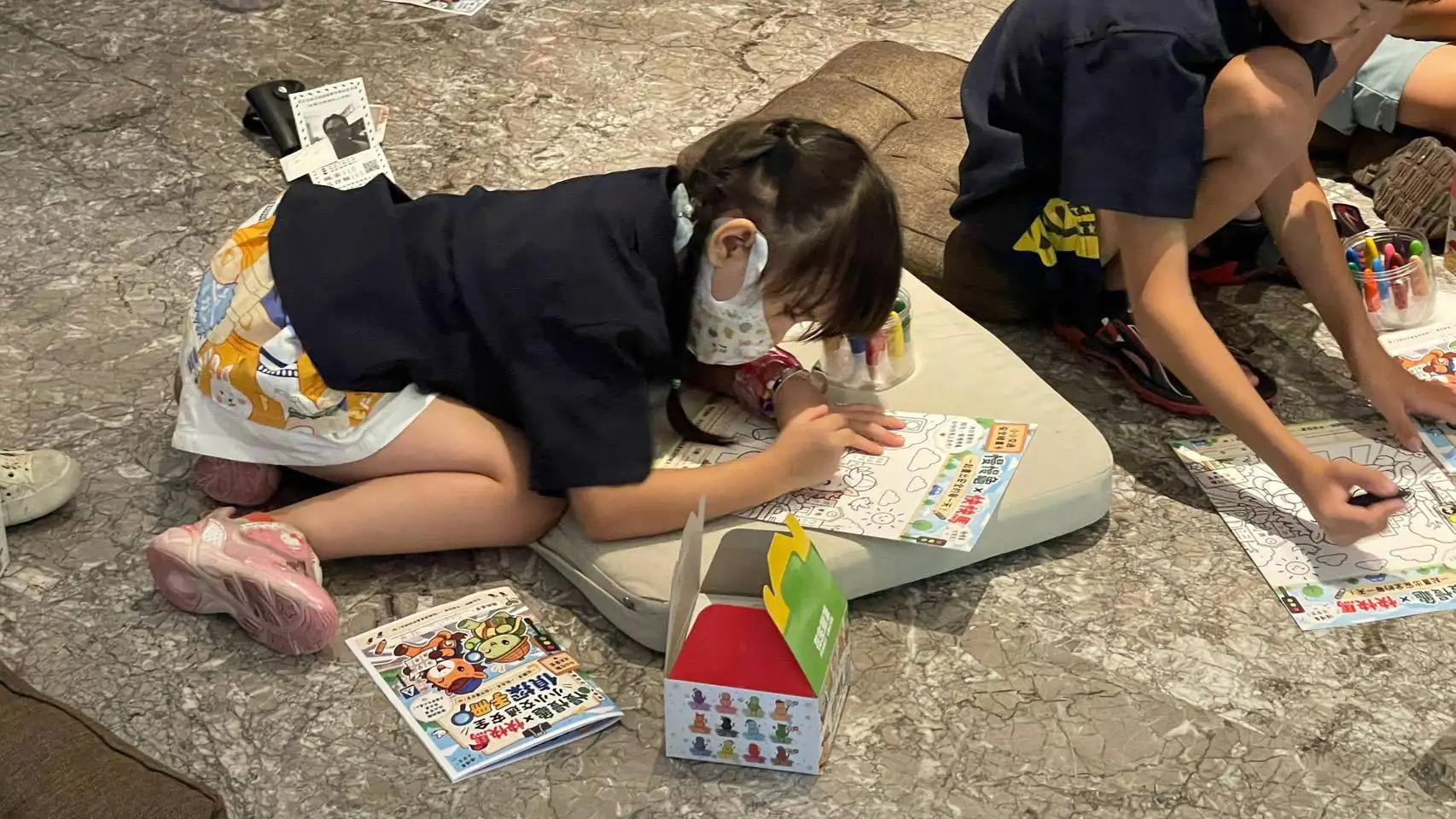 小朋友專心彩繪《慢慢龜與快快馬》交通安全著色卡，在創作過程中認識用路安全，讓交通教育從遊戲體驗中自然扎根。（南警五分局提供）