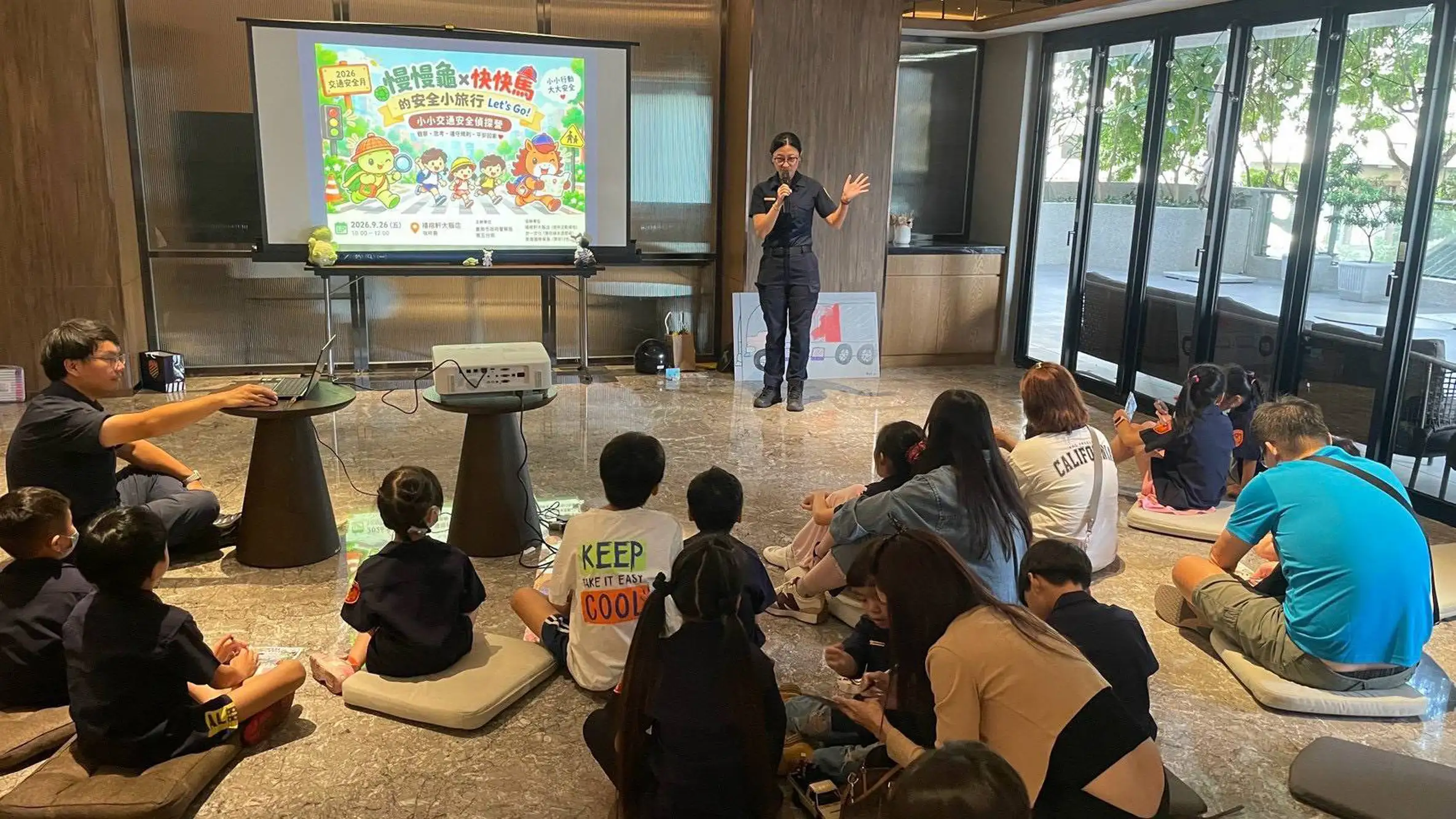 南警五分局員警透過自創繪本《慢慢龜與快快馬》進行交通安全宣導，以故事及互動方式帶領親子認識正確用路觀念。（南警五分局提供）