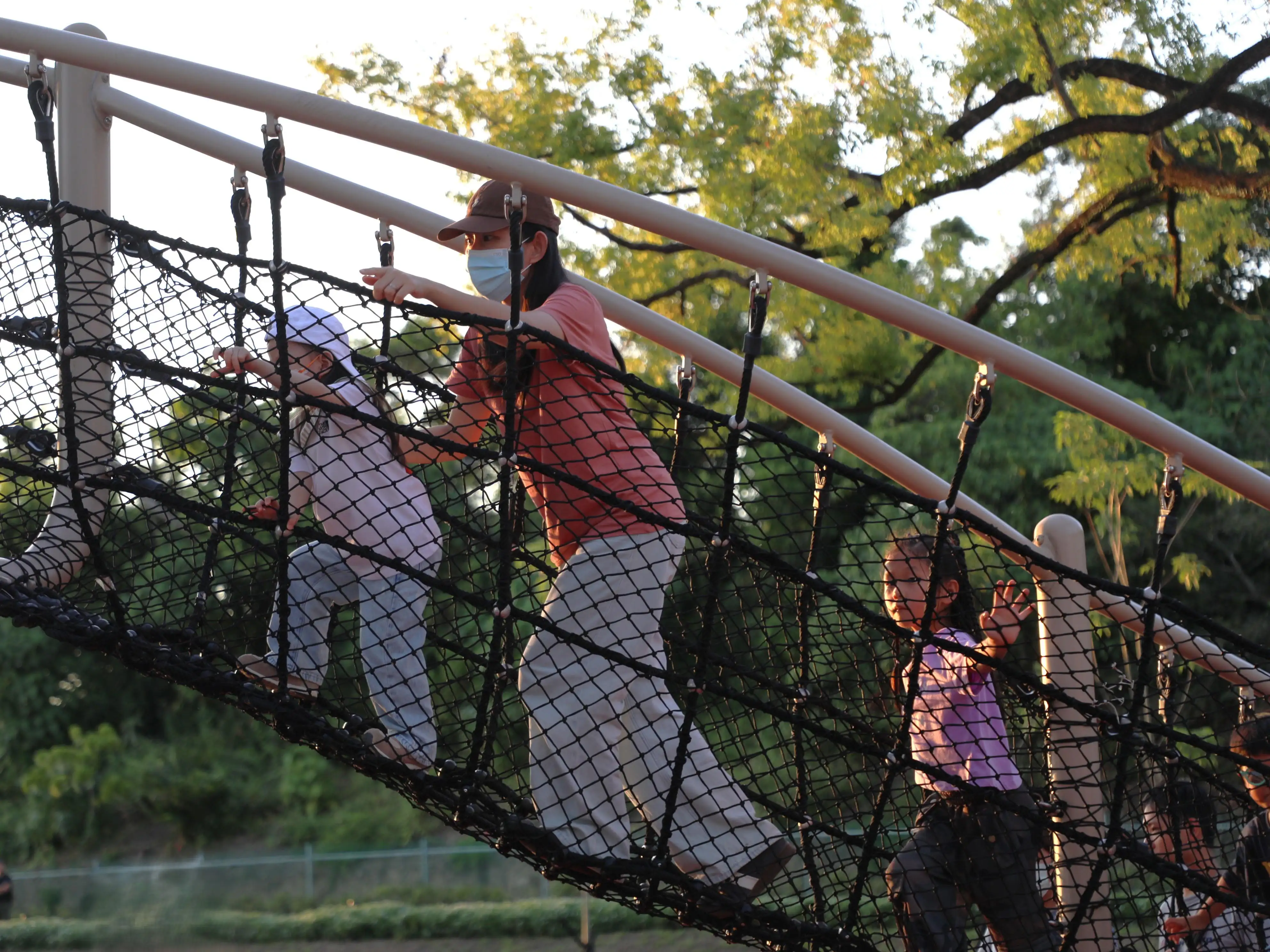 共好公園規劃大型攀爬網等特色遊具，親子攜手體驗，在綠意環繞的環境中享受戶外休憩時光。（嘉義縣政府提供）