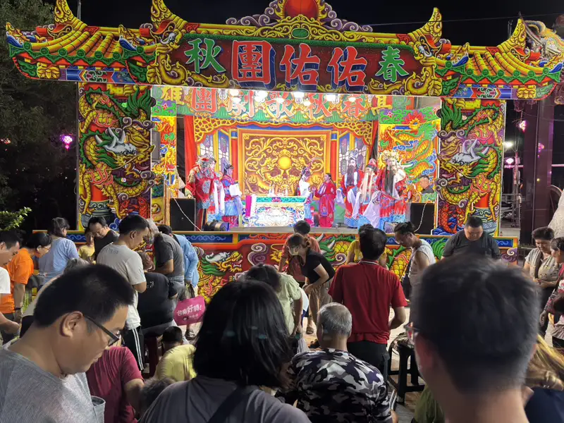 台南塩埕「下錢雨」！醉八仙灑5萬元發財金　信眾笑著撿財氣