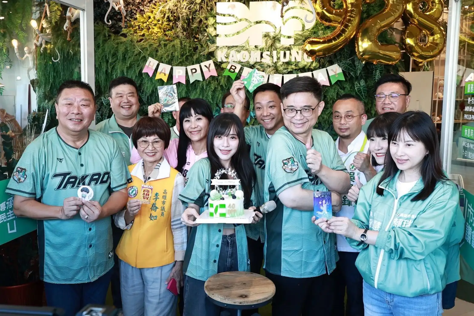 民進黨今年迎來創黨40週年，高雄市黨部推出「2026 DPP Birthday Cafe/ 928 DPP40生咖」活動，將於28日周一上午九點到下午五點在黨部登場，邀請市民一起喝咖啡。（民進黨市黨部提供）