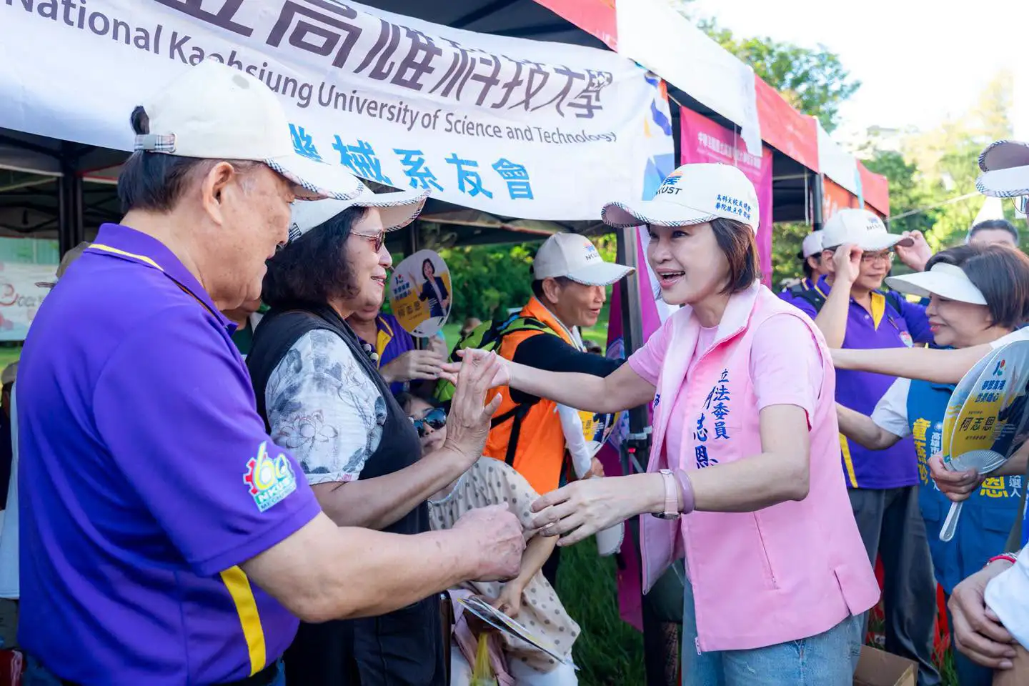 市長候選人柯志恩在教師節一早到澄清湖 ，參加高科大校友總會舉辦的教師節感恩健走活動。（柯志恩團隊提供）