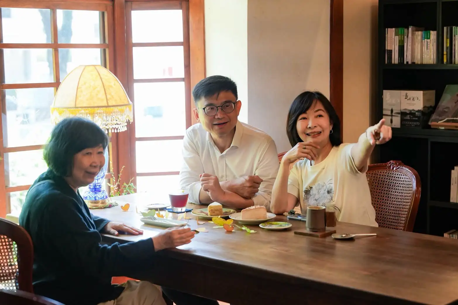 市長候選人賴瑞隆日前與立委郭昱晴走進美濃文創中心，從老建築與閱讀空間談地方文化如何成為孩子認識家鄉的教材。（賴瑞隆團隊提供）