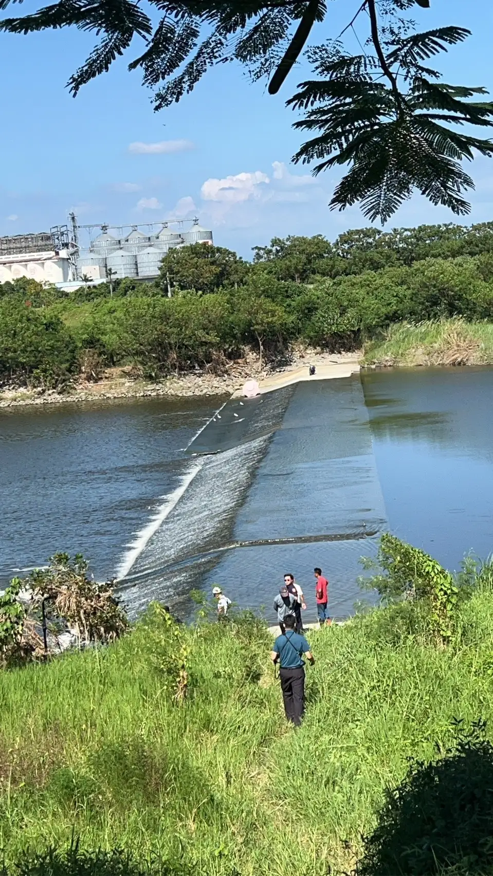 台南、高雄消防人員出動船艇，在大湖抽水站攔沙壩附近水域持續搜索落水失聯的13歲國二生。（消防局提供）